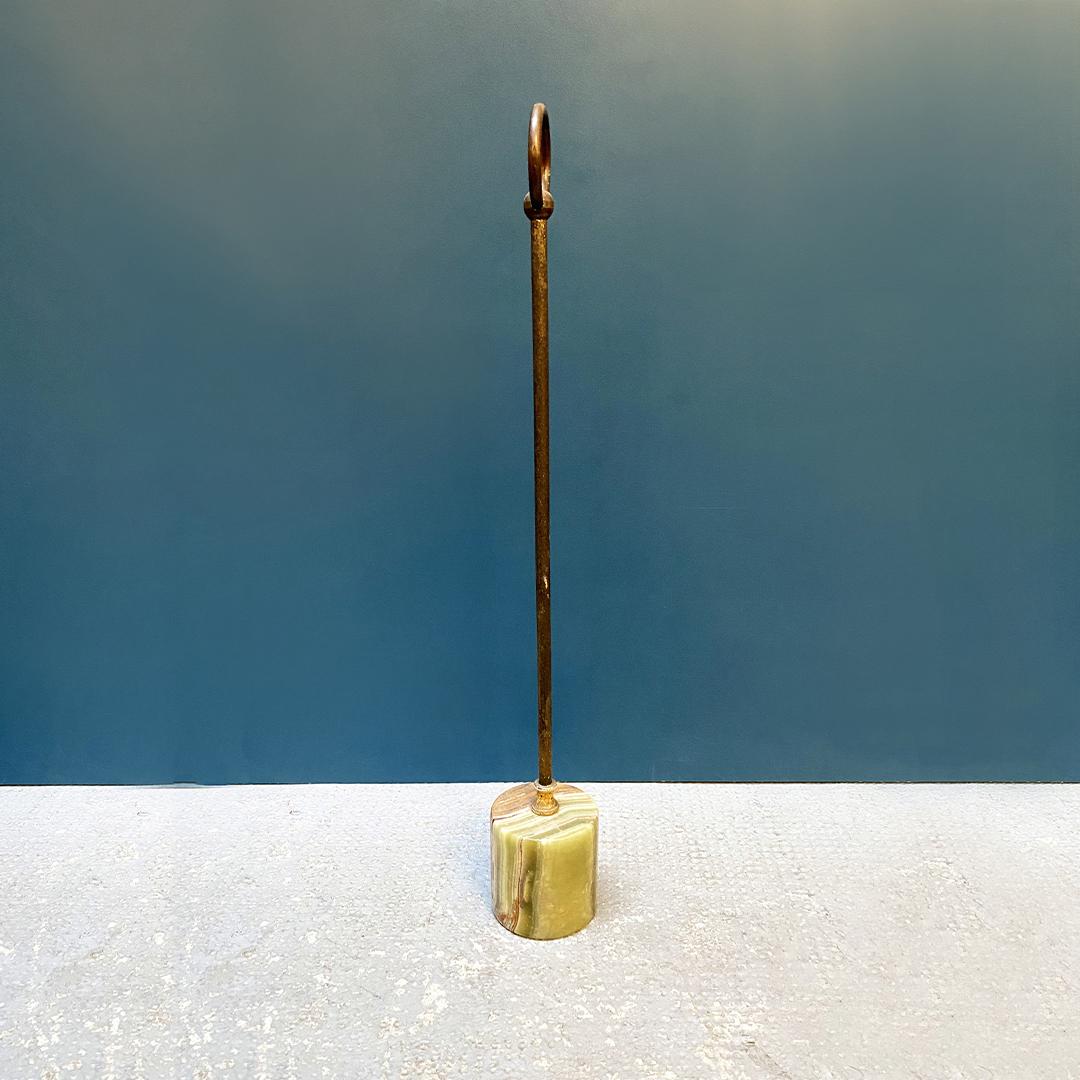 Brass doorstop with cylindrical base in onyx and with stem and handle in brass,
circa 1950.

Very good condition.

Measures: 7 x 55 H cm.