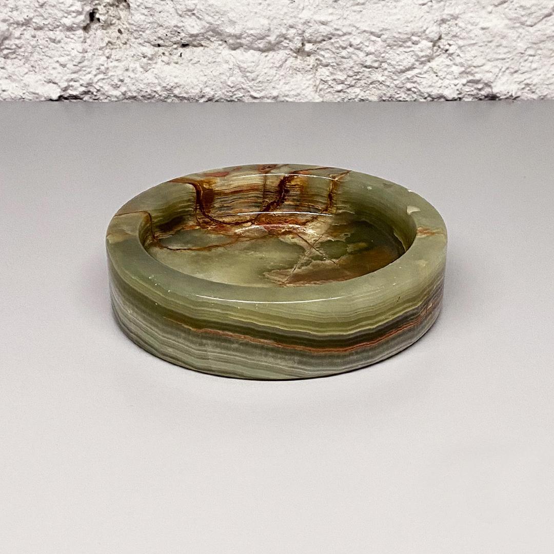 Italian Mid-Century Modern onyx jewel case of circular shape, 1970s
onyx container emptier or jewel case of circular shape.

Very good condition

Measures: 17 x 15 x 4 H cm.