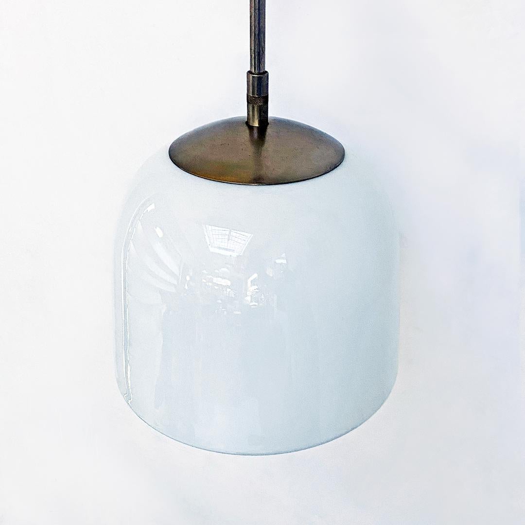 Chandelier italien moderne en verre opalin du milieu du siècle dernier avec tige centrale en acier, 1970 Bon état - En vente à MIlano, IT
