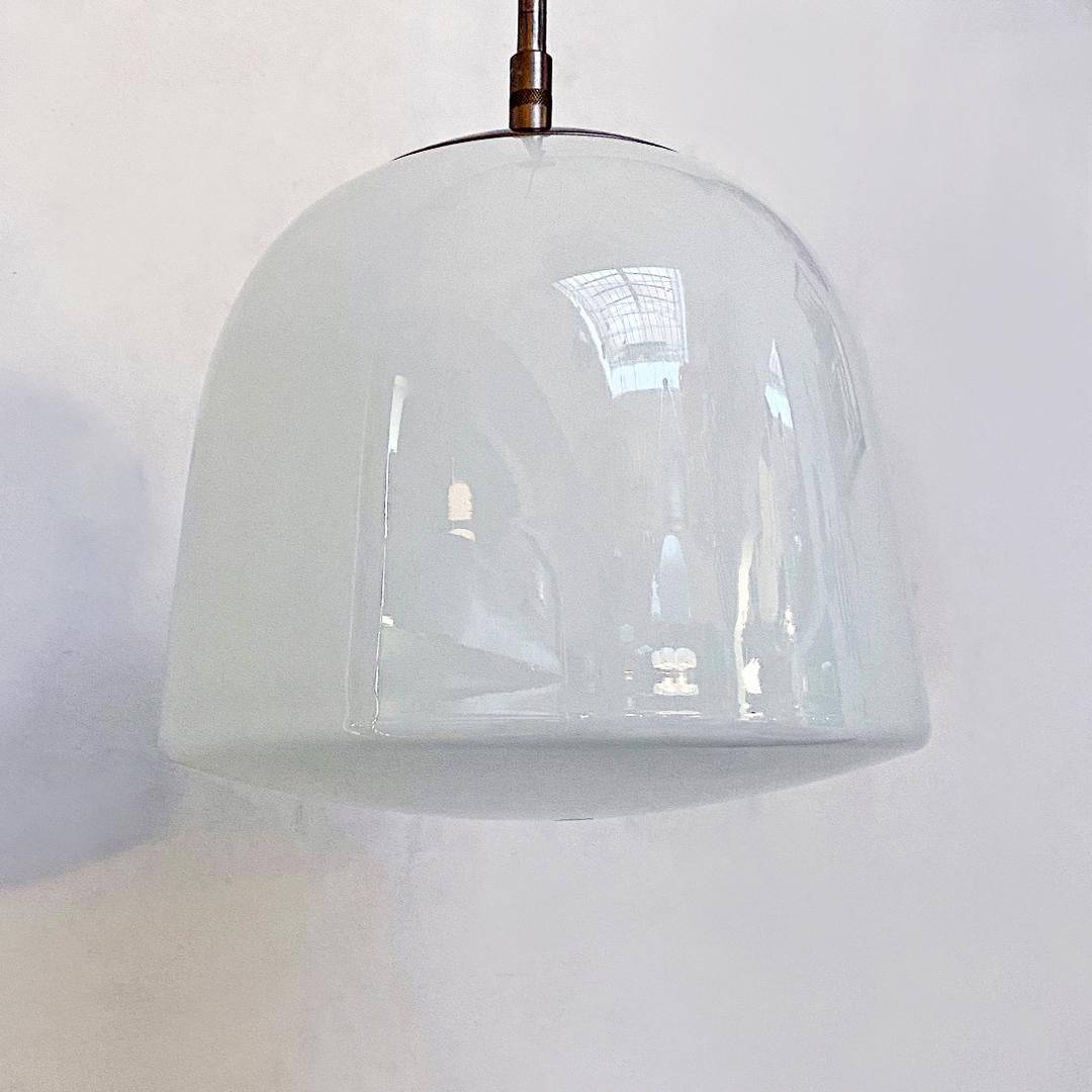 Fin du 20e siècle Chandelier italien moderne en verre opalin du milieu du siècle dernier avec tige centrale en acier, 1970 en vente