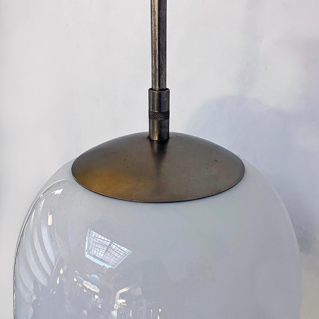 Acier Chandelier italien moderne en verre opalin du milieu du siècle dernier avec tige centrale en acier, 1970 en vente