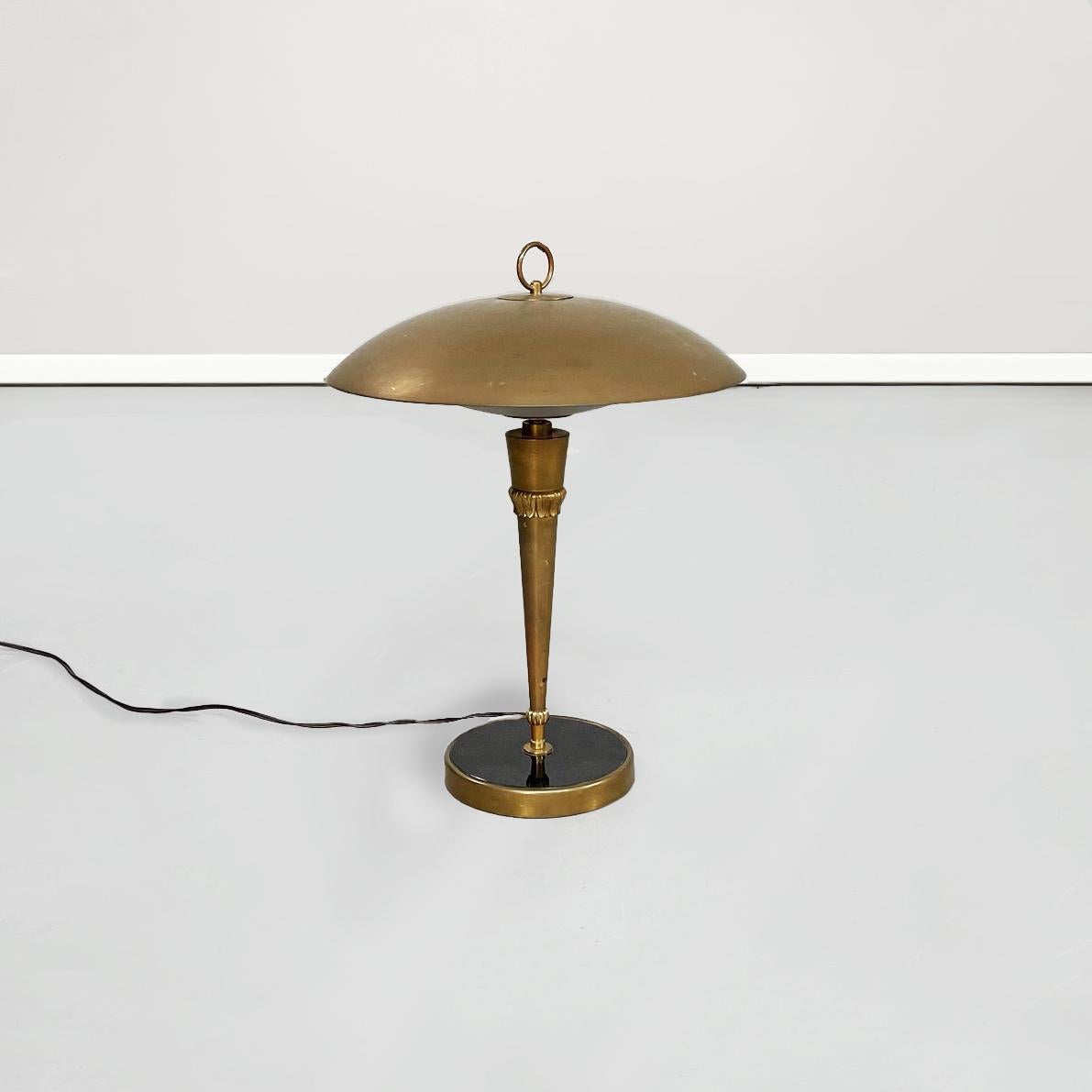 Italian Mid-Century Modern Opaline Glass and Brass Table Lamp, 1960s In Good Condition In MIlano, IT