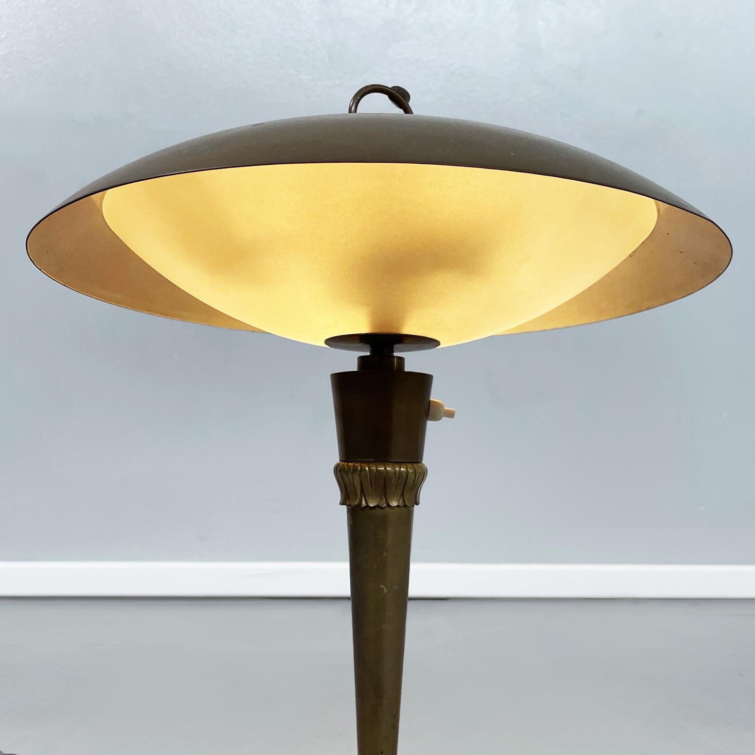 Italian Mid-Century Modern Opaline Glass and Brass Table Lamp, 1960s 3