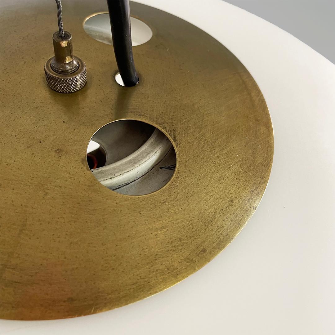 Plafonnier italien en verre opalin 1104 pour Stilnovo, du milieu du siècle dernier, années 1960 en vente 4