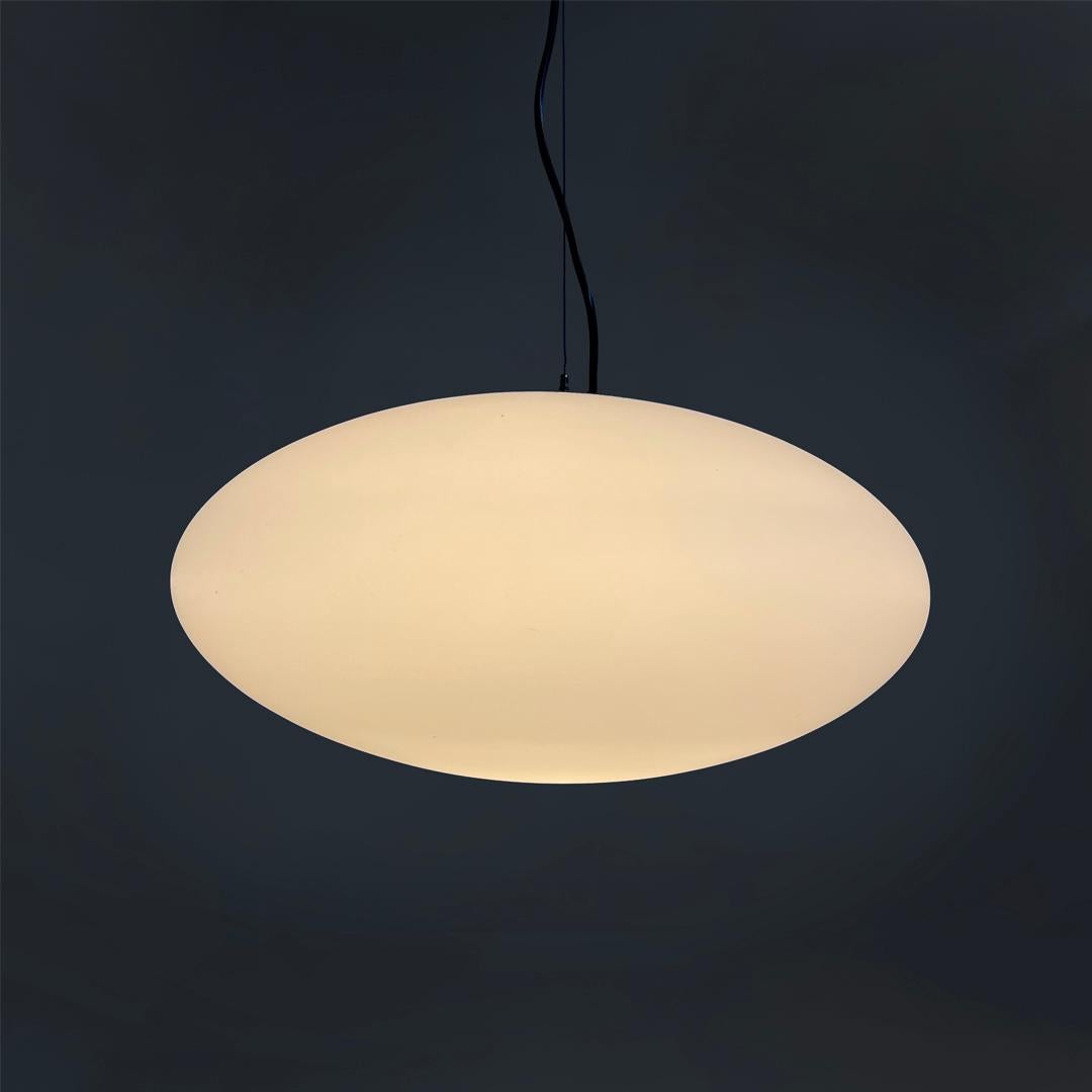 Plafonnier italien en verre opalin 1104 pour Stilnovo, du milieu du siècle dernier, années 1960 Bon état - En vente à MIlano, IT
