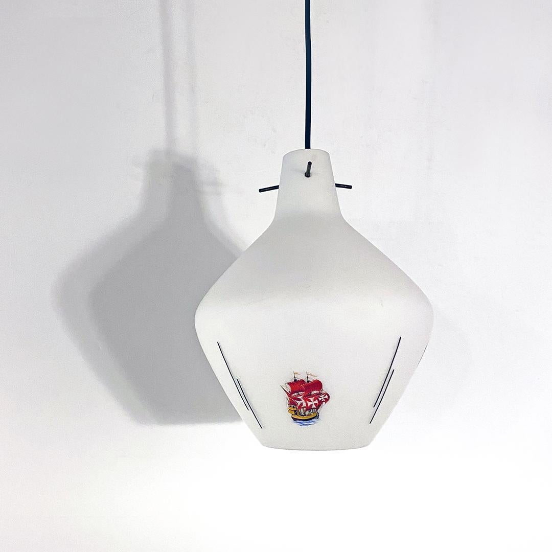 Lampadario italiano Mid-Century Modern in vetro opalino con motivo, anni '60
Lampadario in vetro opalino bianco con motivo di veliero stampato, struttura in metallo su cui è fissato il portalampada e a cui sono avvitate le tre aste metalliche