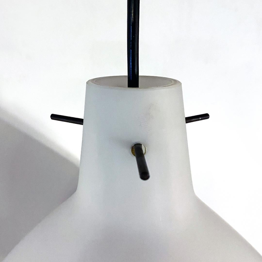 Metallo Lampadario italiano di metà secolo in vetro opalino con motivo, anni '60 in vendita