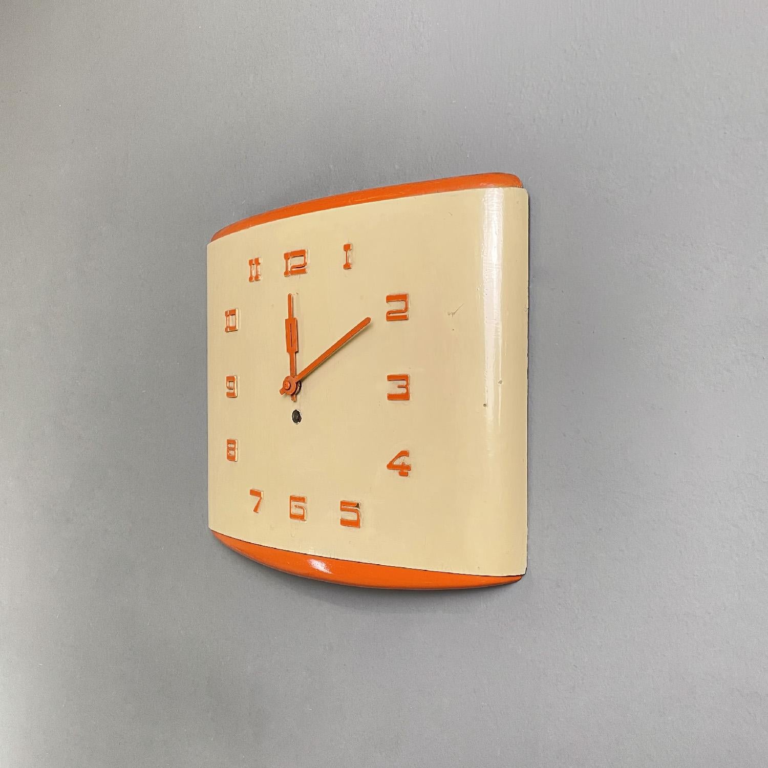 Mid-Century Modern Horloge murale rectangulaire orange et beige, Italie, milieu du siècle dernier, années 1960 en vente