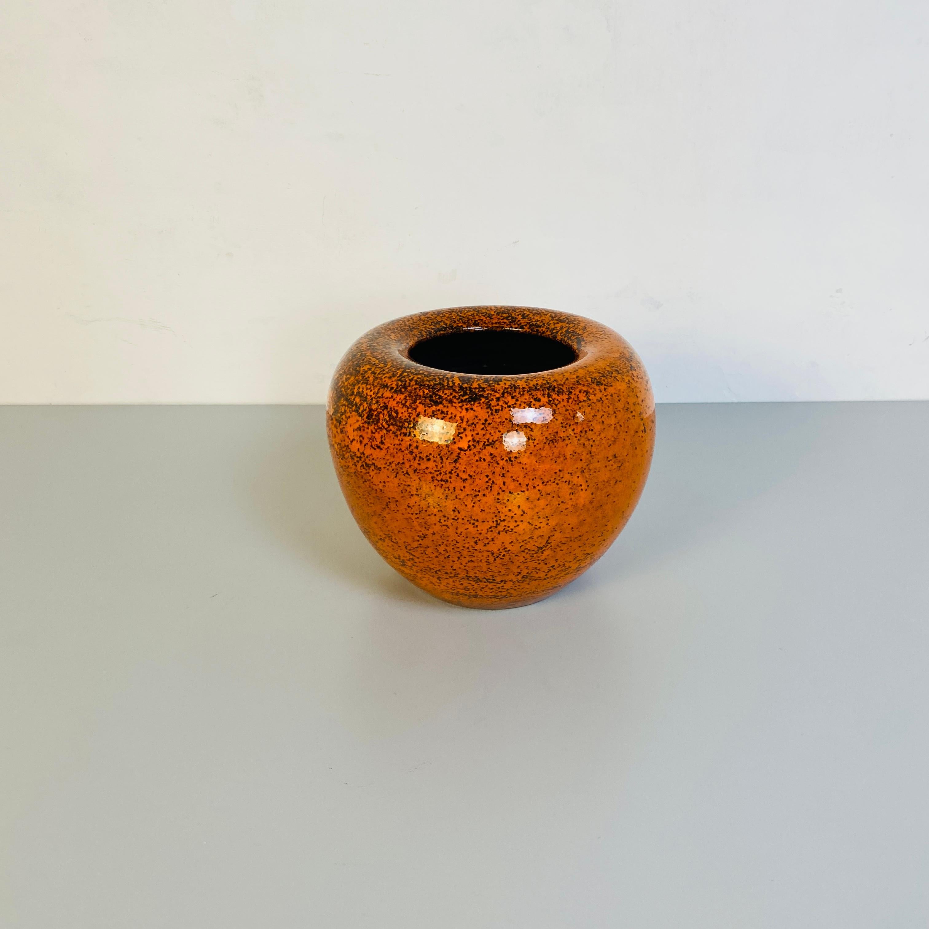 Italian mid-century modern orange ceramic vase, 1960s
Round-shaped vase in orange glazed ceramic and abstract brown decorations.

Very good condition

Measures in cm 25 D x 20 H.