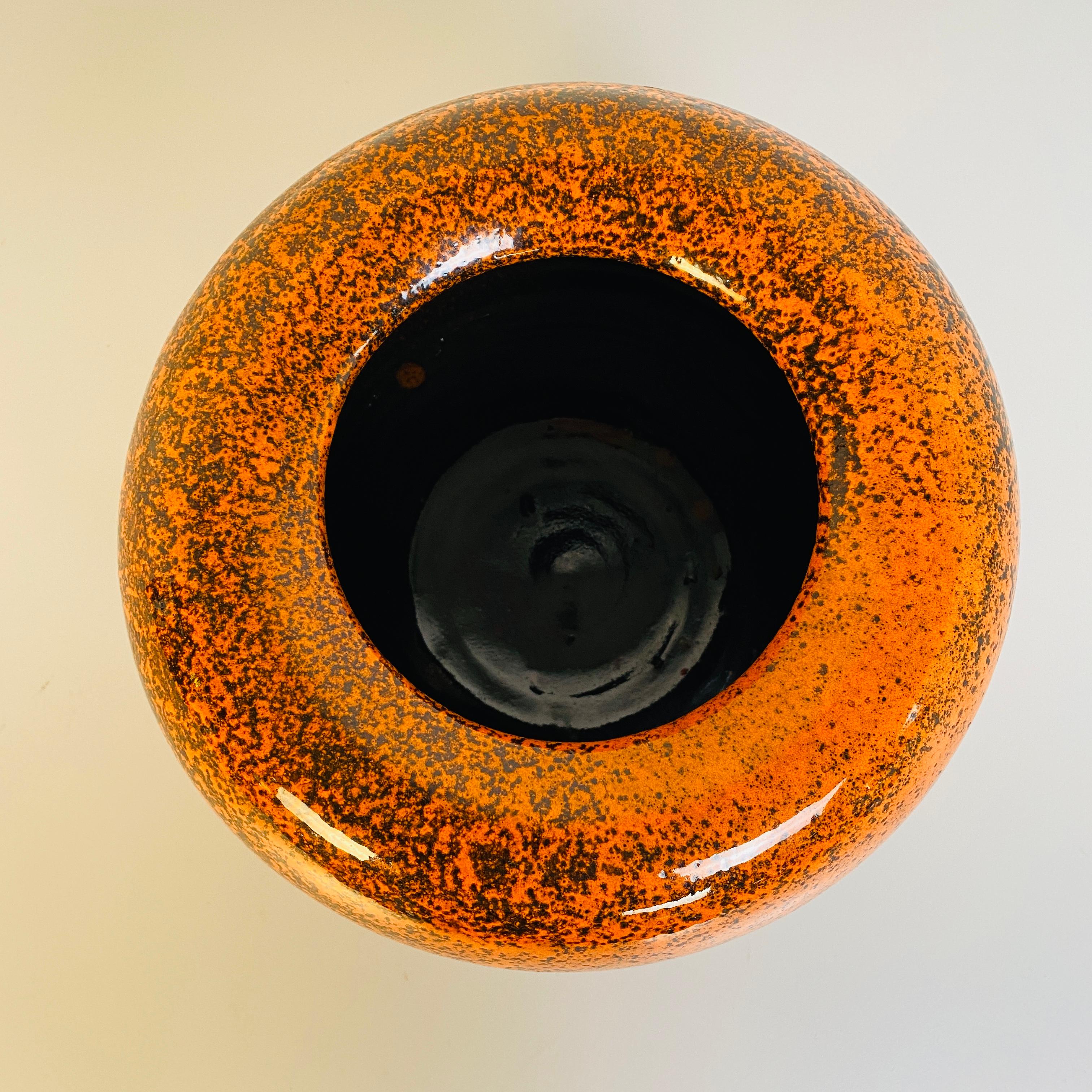 Vase en céramique orange italienne moderne du milieu du siècle dernier avec décoration abstraite, années 1960 en vente 1