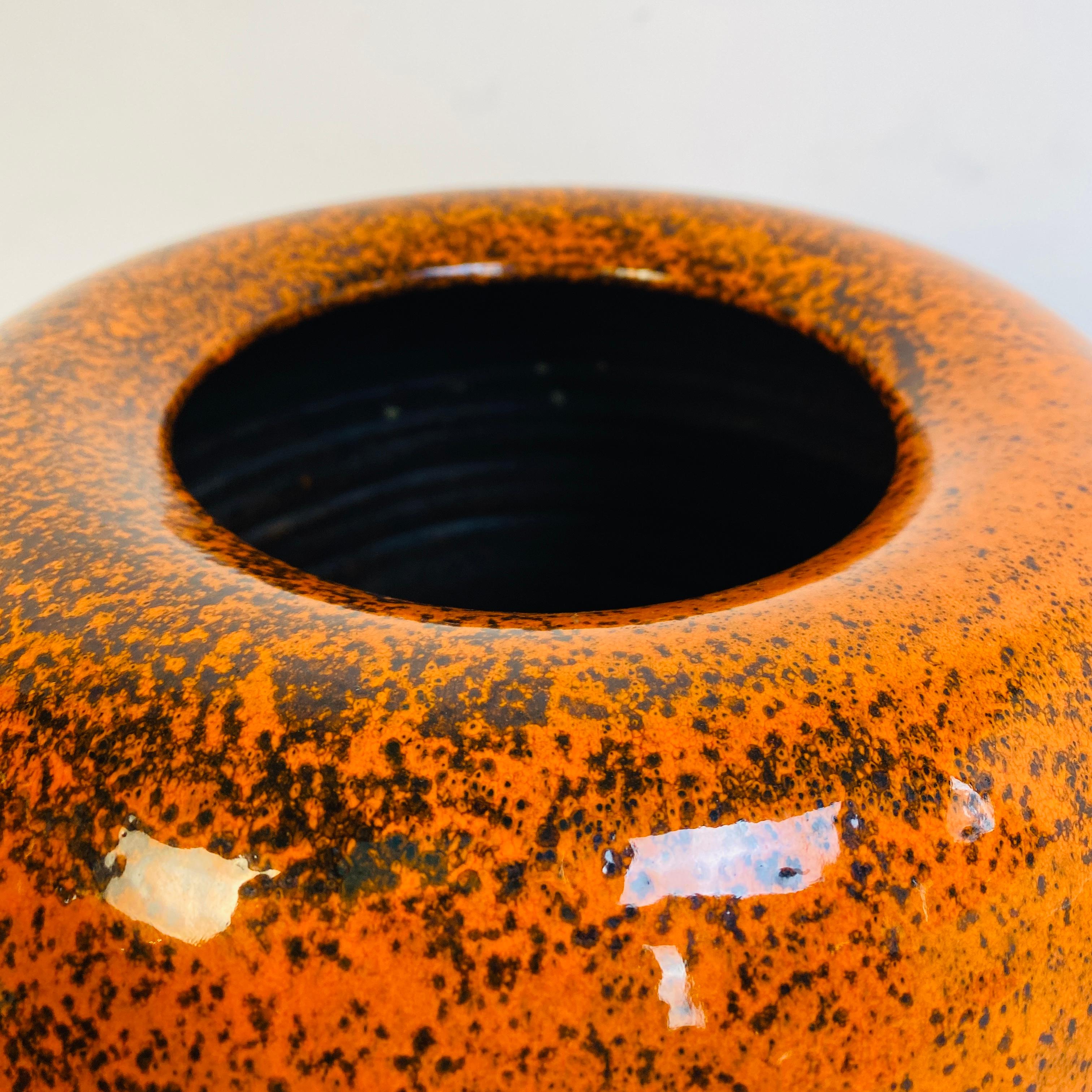 Vase en céramique orange italienne moderne du milieu du siècle dernier avec décoration abstraite, années 1960 en vente 2