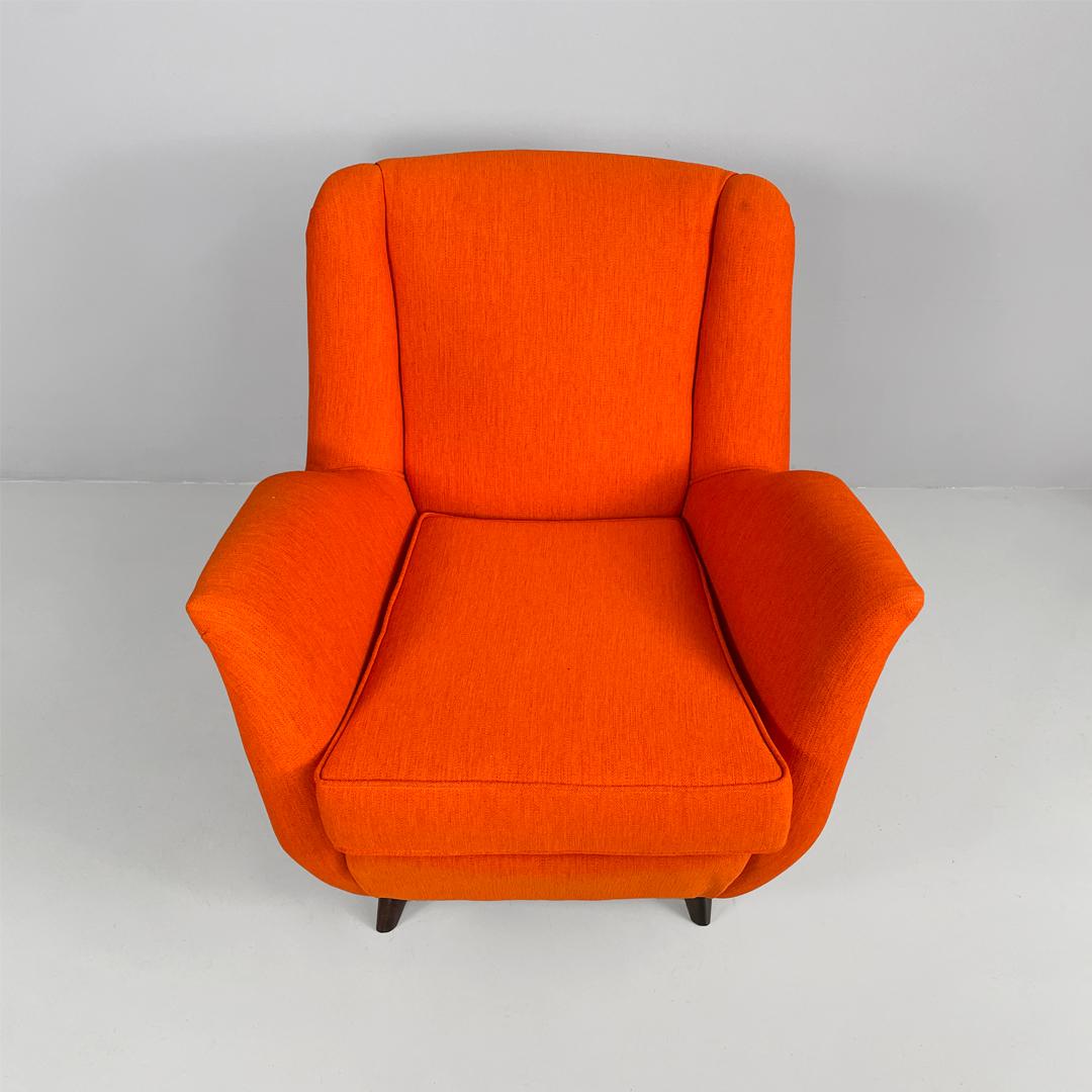 Sillón italiano moderno de mediados de siglo de tela naranja y madera, años 50 en venta 3
