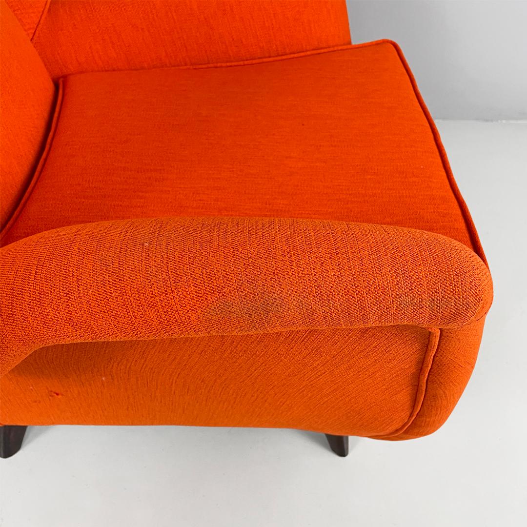 Sillón italiano moderno de mediados de siglo de tela naranja y madera, años 50 en venta 7
