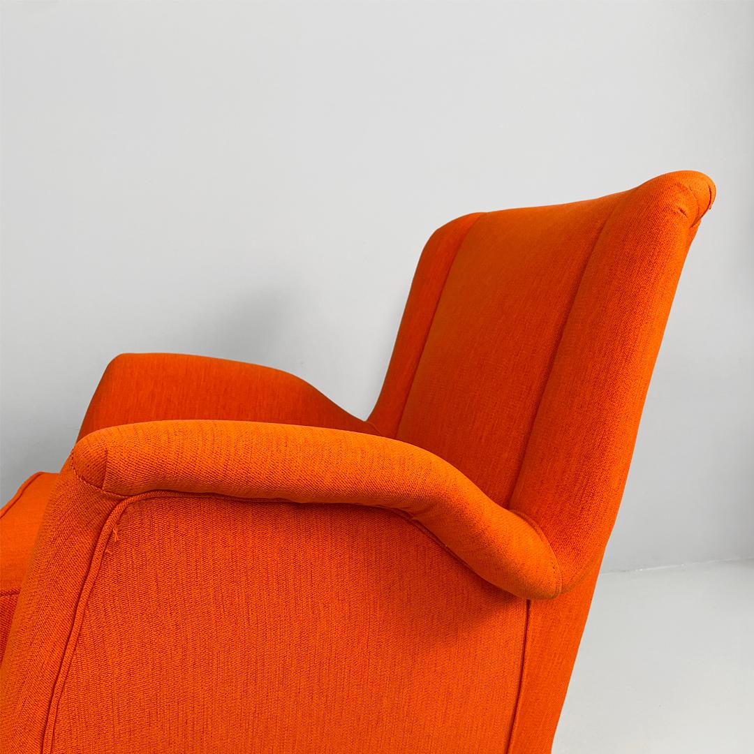 Sillón italiano moderno de mediados de siglo de tela naranja y madera, años 50 en venta 8