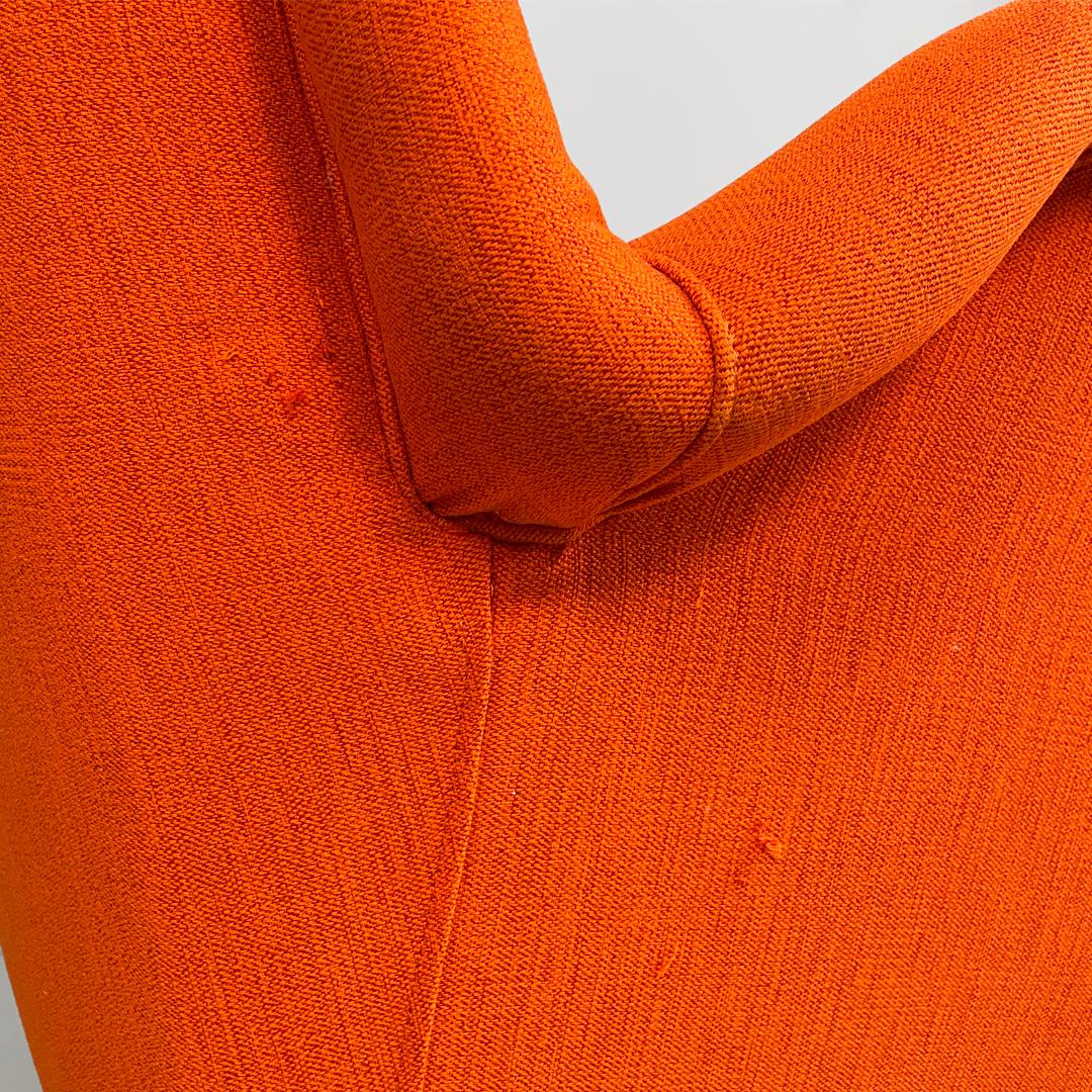 Sillón italiano moderno de mediados de siglo de tela naranja y madera, años 50 en venta 11