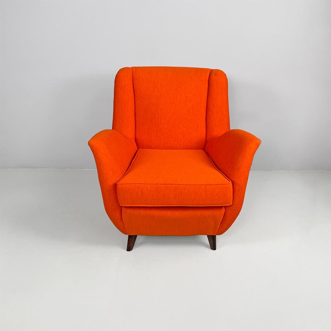 Sillón italiano moderno de mediados de siglo de tela naranja y madera, años 50
Sillón con asiento, respaldo y reposabrazos acolchados y tapizados en tela naranja. Las patas redondas son de madera oscura.
1950s
Buen estado. Algunas manchas y marcas