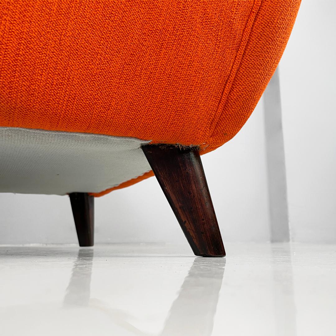 Sillón italiano moderno de mediados de siglo de tela naranja y madera, años 50 en venta 13