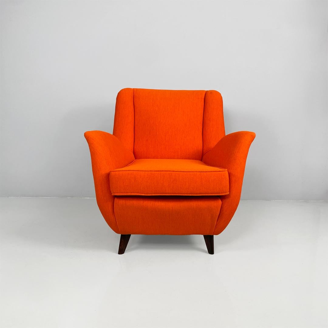 Sillón italiano moderno de mediados de siglo de tela naranja y madera, años 50 Moderno de mediados de siglo en venta