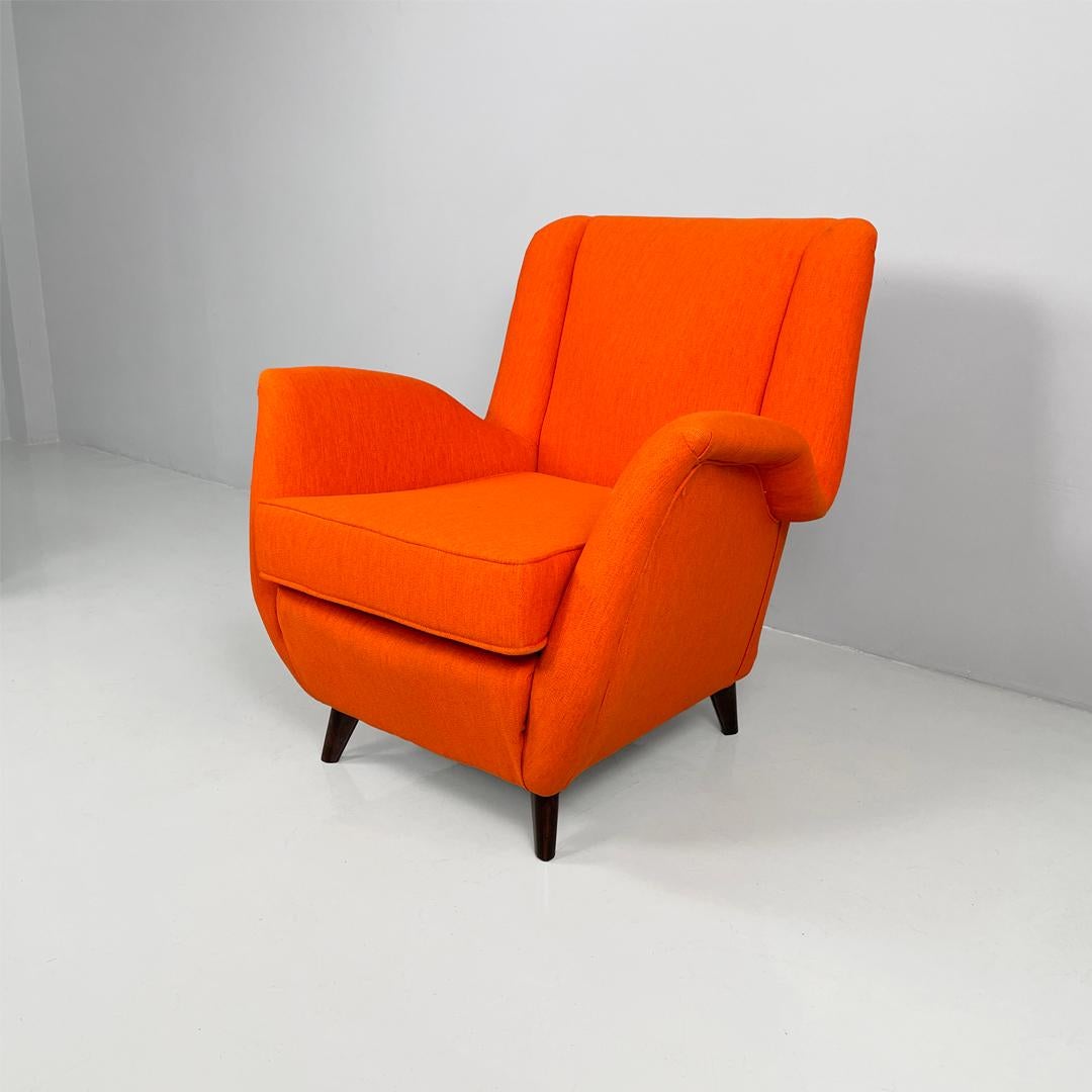 Sillón italiano moderno de mediados de siglo de tela naranja y madera, años 50 Italiano en venta
