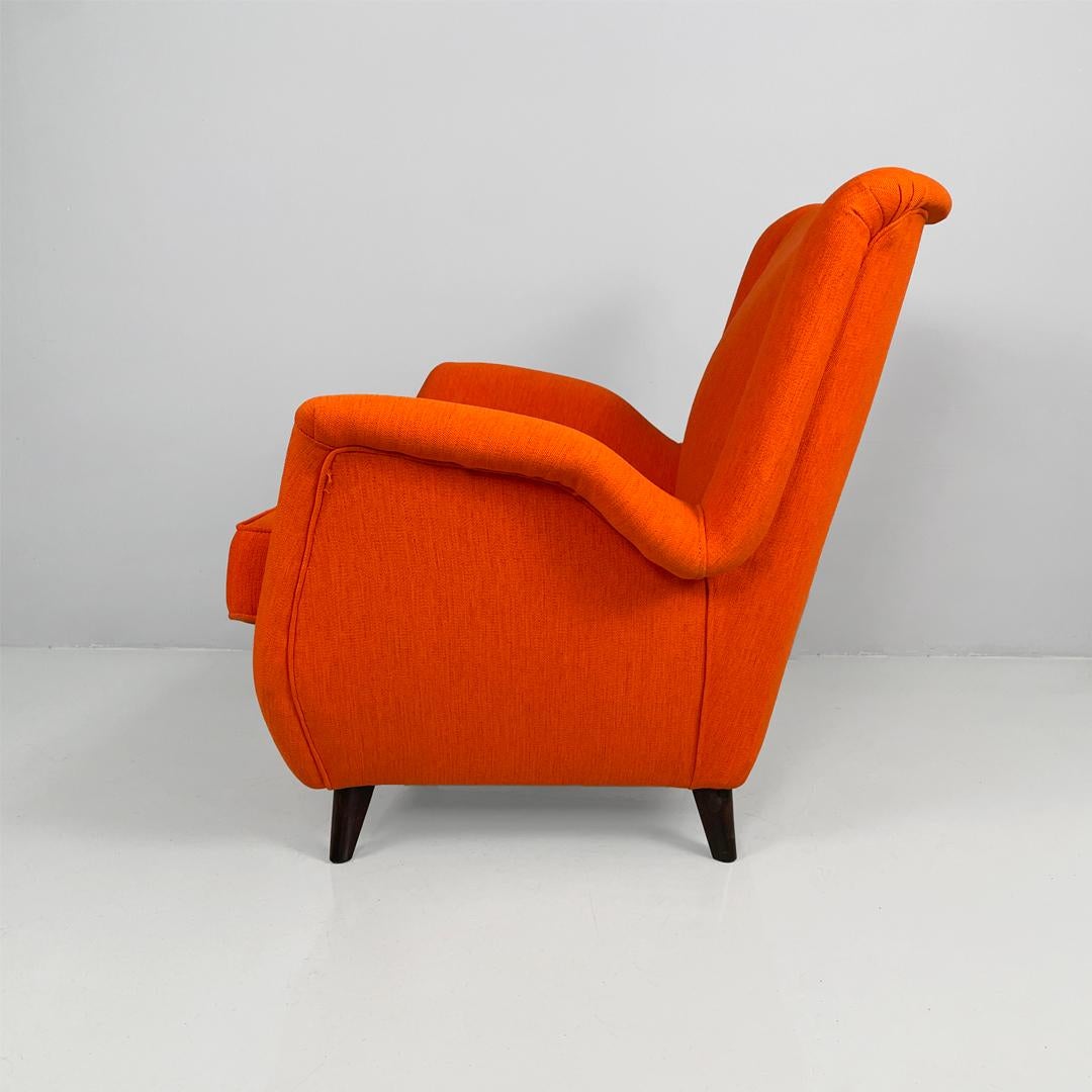 Sillón italiano moderno de mediados de siglo de tela naranja y madera, años 50 en Bueno estado para la venta en MIlano, IT