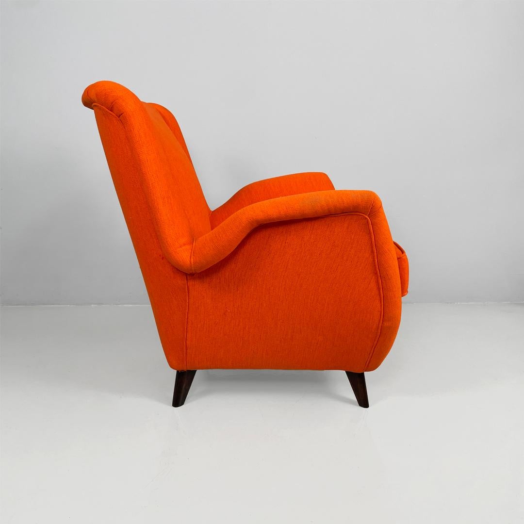 Sillón italiano moderno de mediados de siglo de tela naranja y madera, años 50 mediados del siglo XX en venta
