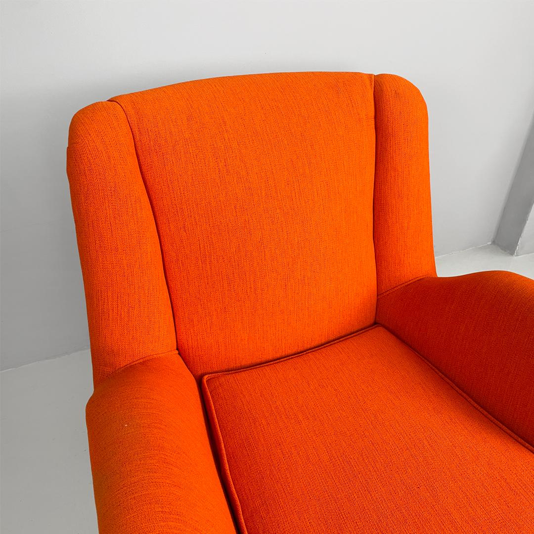 Sillón italiano moderno de mediados de siglo de tela naranja y madera, años 50 Tela en venta
