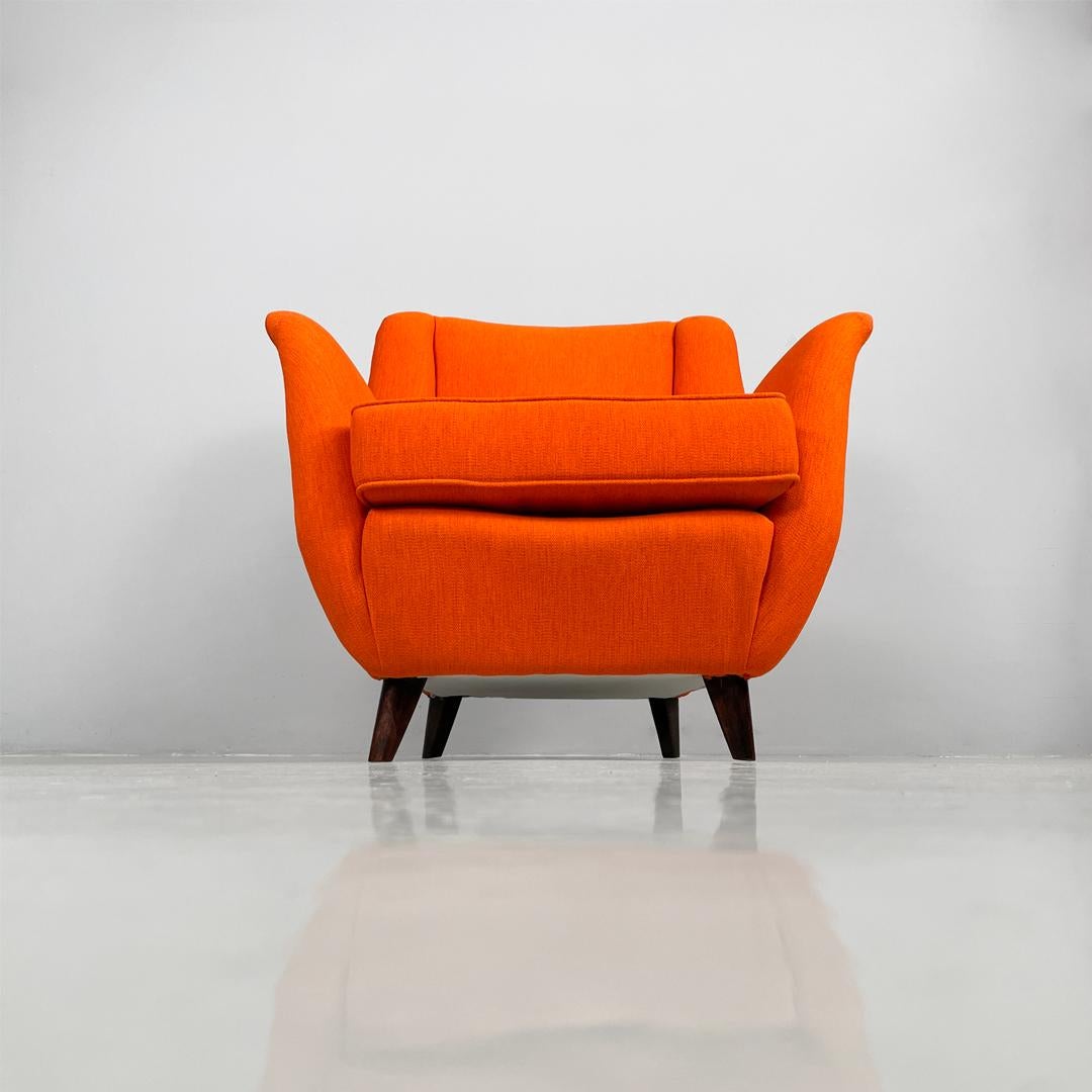 Sillón italiano moderno de mediados de siglo de tela naranja y madera, años 50 en venta 1