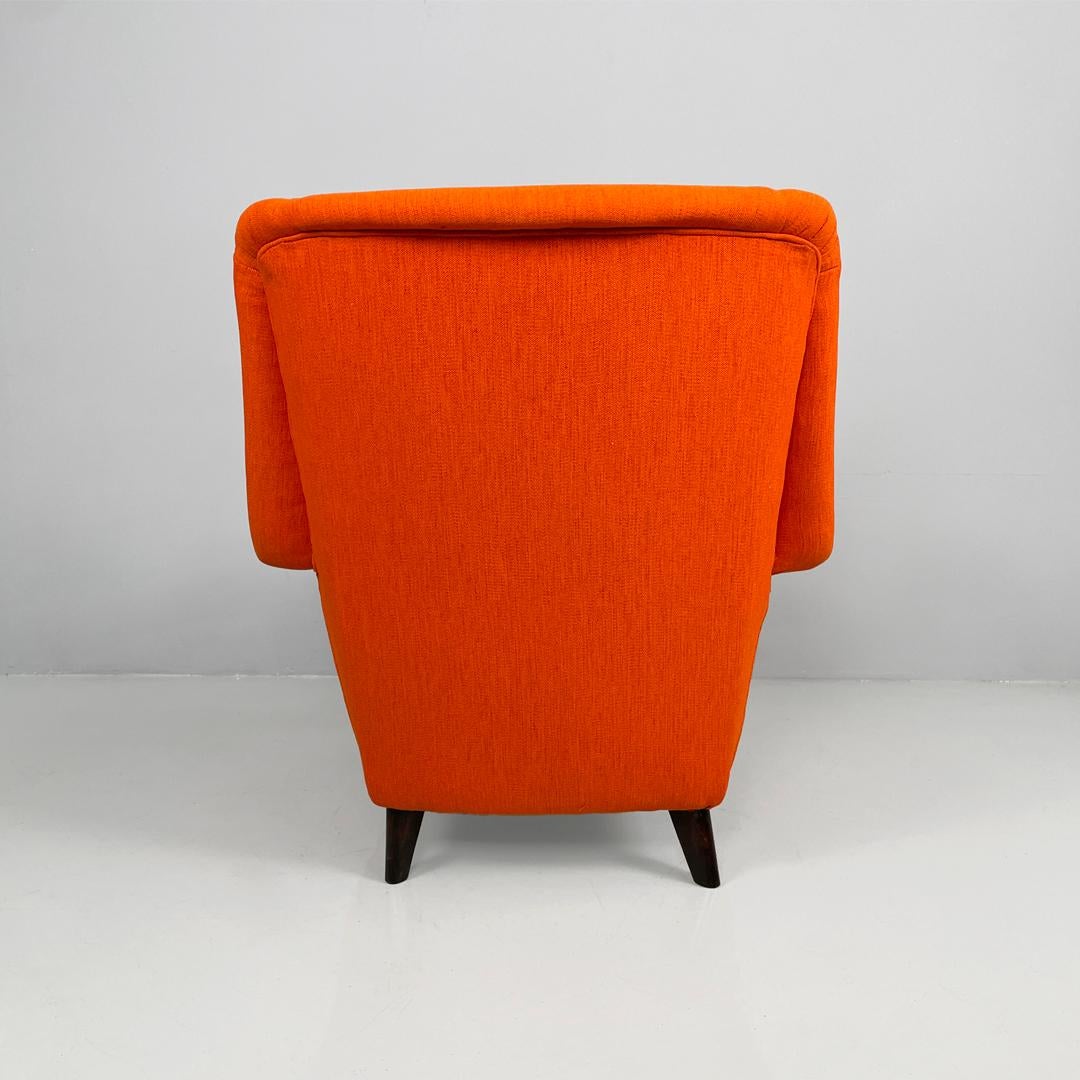 Sillón italiano moderno de mediados de siglo de tela naranja y madera, años 50 en venta 2