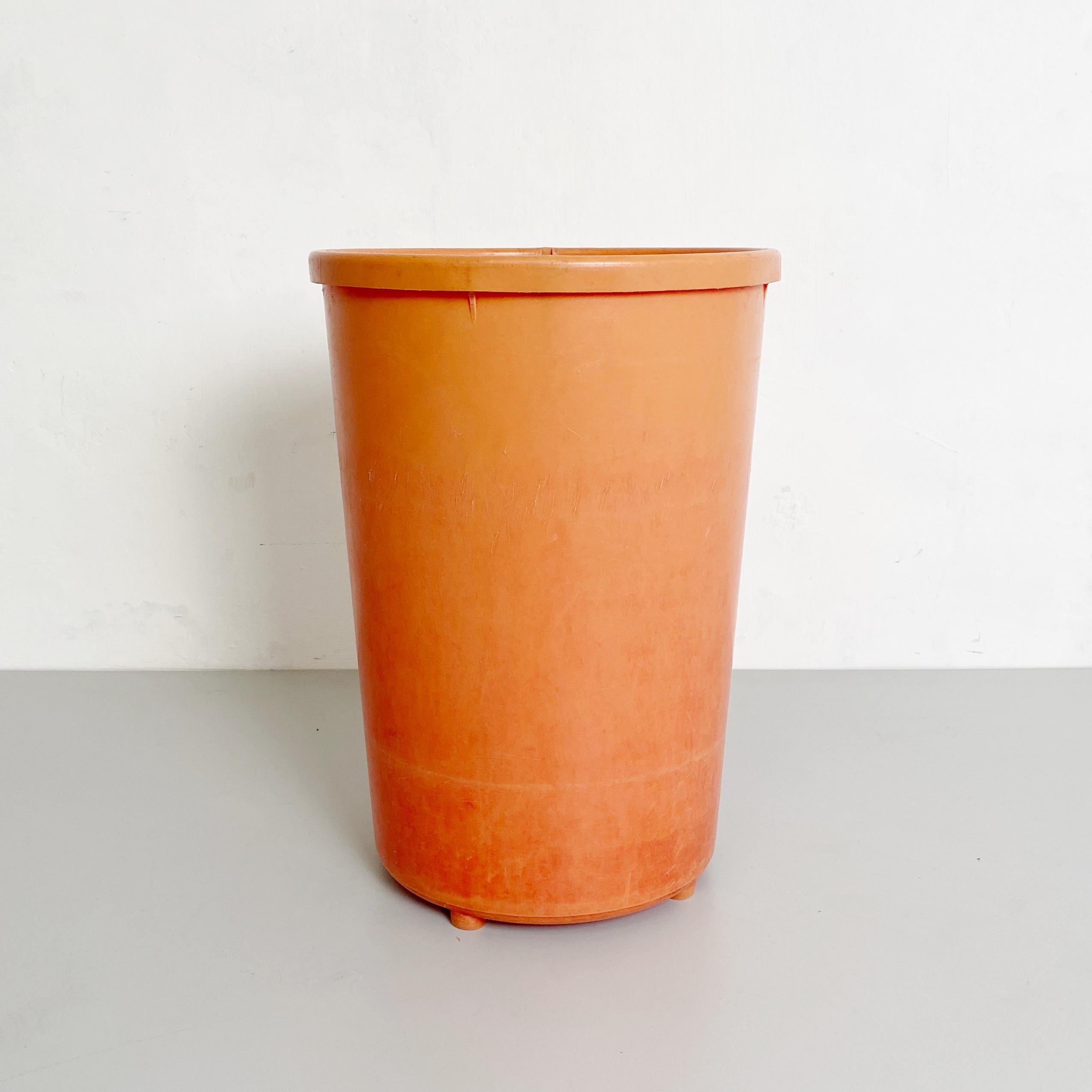 Fin du 20e siècle Corbeille en plastique orange Metaldomus Udine, de style italien moderne du milieu du siècle dernier, années 1980 en vente