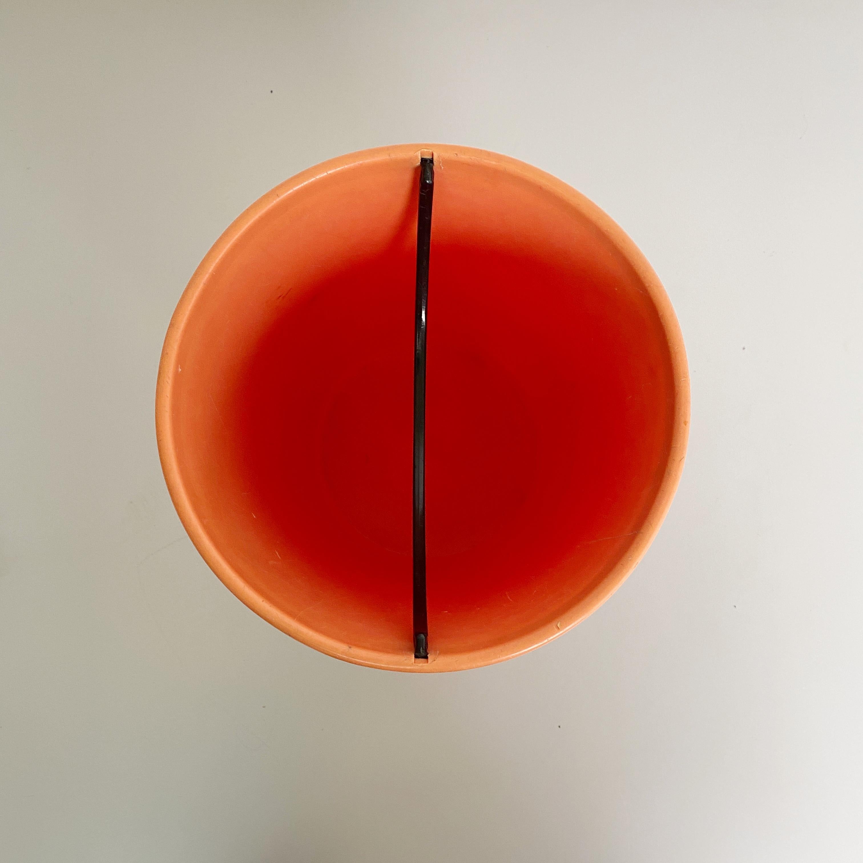 Corbeille en plastique orange Metaldomus Udine, de style italien moderne du milieu du siècle dernier, années 1980 en vente 1