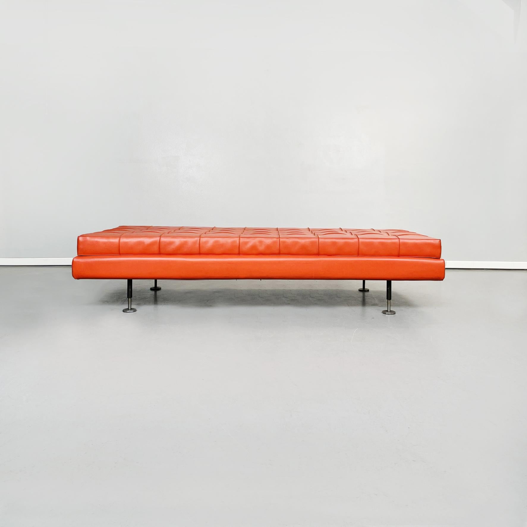 Italian Mid-Century Modern Orange red leather daybed, 1970s
Daybed with rectangular seat in bright orange / red leather. Round buttons on the seat. Round metal and black painted metal feet.

1970s

Very good conditions, the original leather