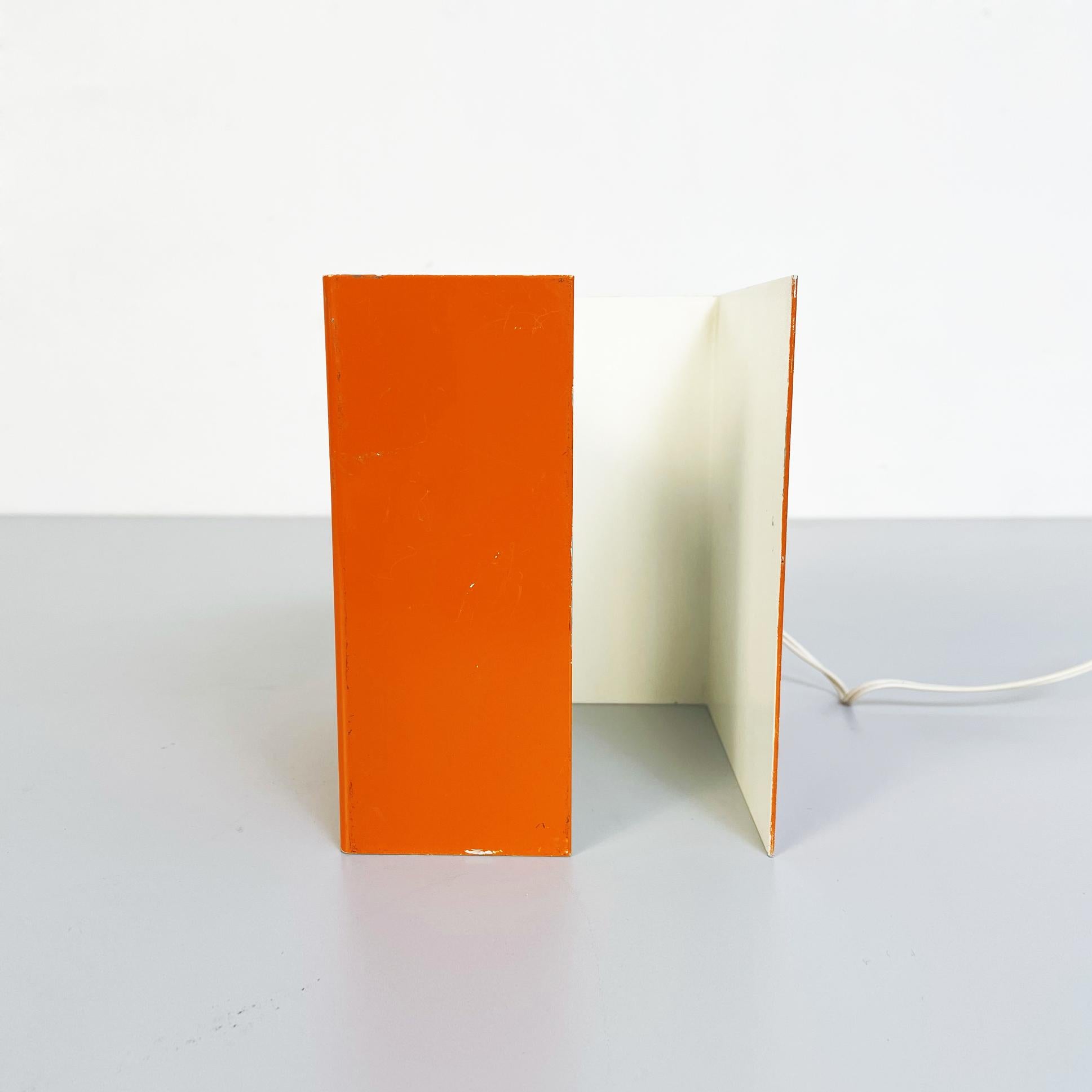 Italian Mid-Century Modern Orange Sheet Metal Table Lamp, 1970s In Good Condition For Sale In MIlano, IT