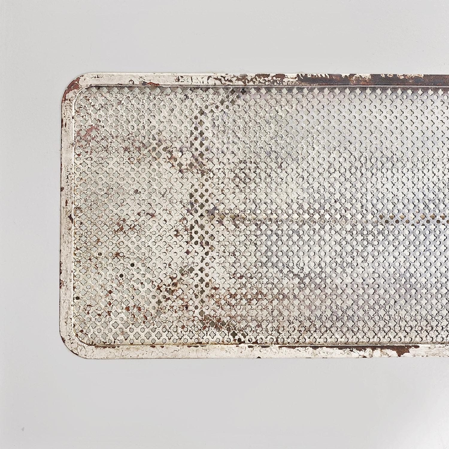Banc d'extérieur italien en fer forgé micro-perforé de style moderne du milieu du siècle dernier, années 1950. en vente 6