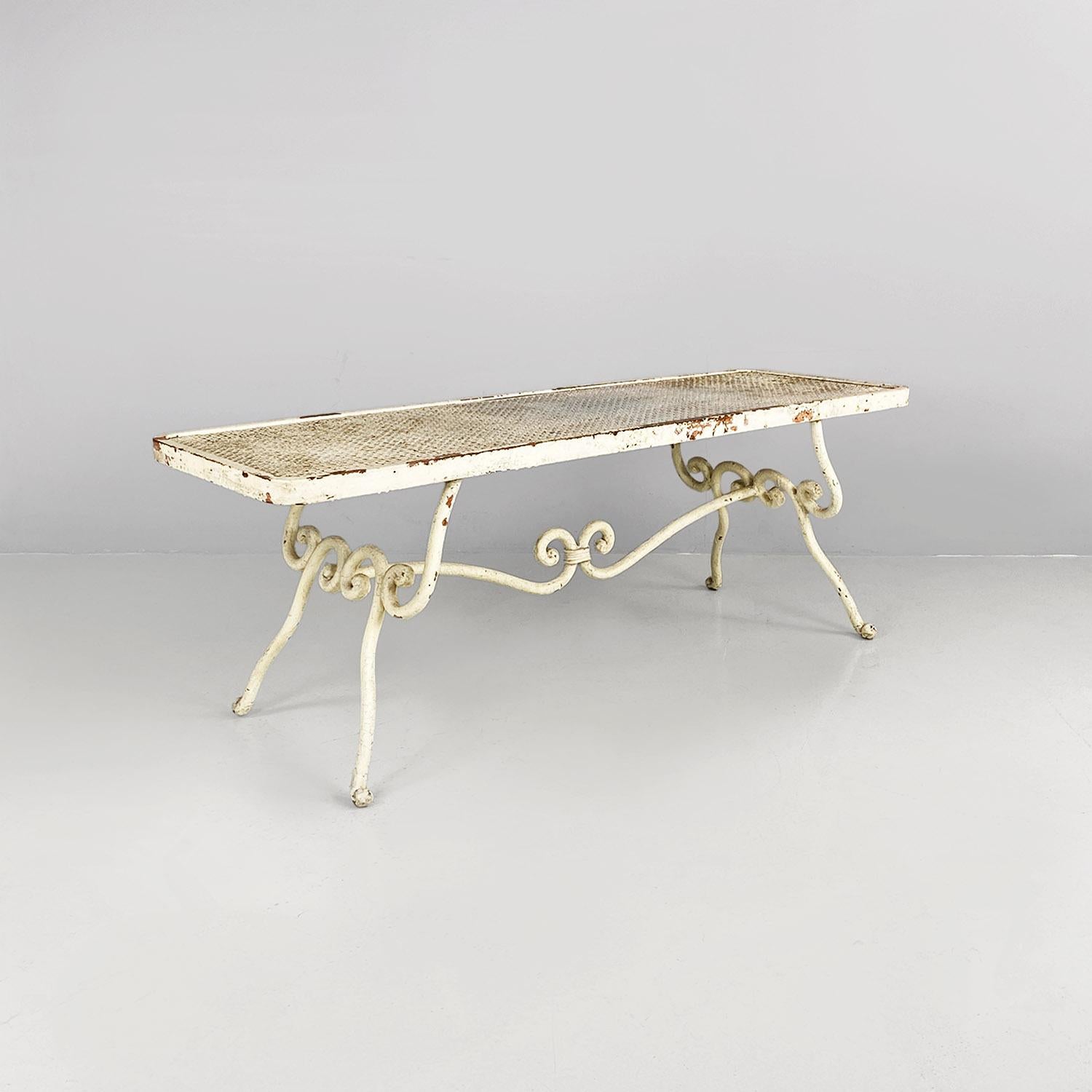 Banc d'extérieur en fer forgé micro-perforé, italien, milieu du siècle dernier, années 1950.
Banc d'extérieur en fer forgé avec assise en tôle micro-perforée et pieds en fer avec un motif décoratif qui les relie. La structure possède encore la