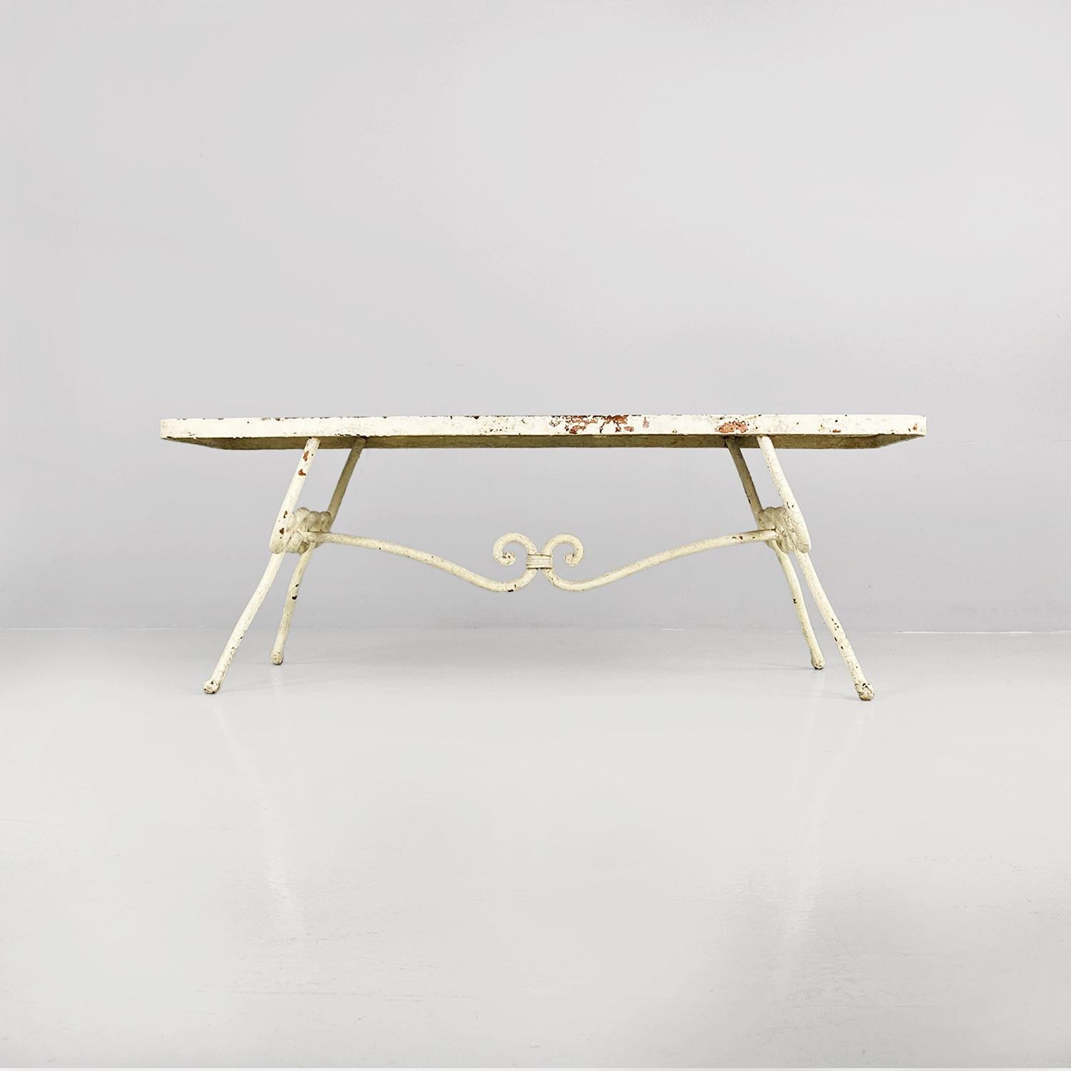 Banc d'extérieur italien en fer forgé micro-perforé de style moderne du milieu du siècle dernier, années 1950. État moyen - En vente à MIlano, IT