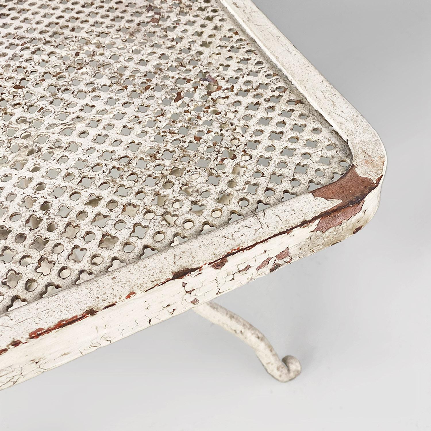 Banc d'extérieur italien en fer forgé micro-perforé de style moderne du milieu du siècle dernier, années 1950. en vente 1