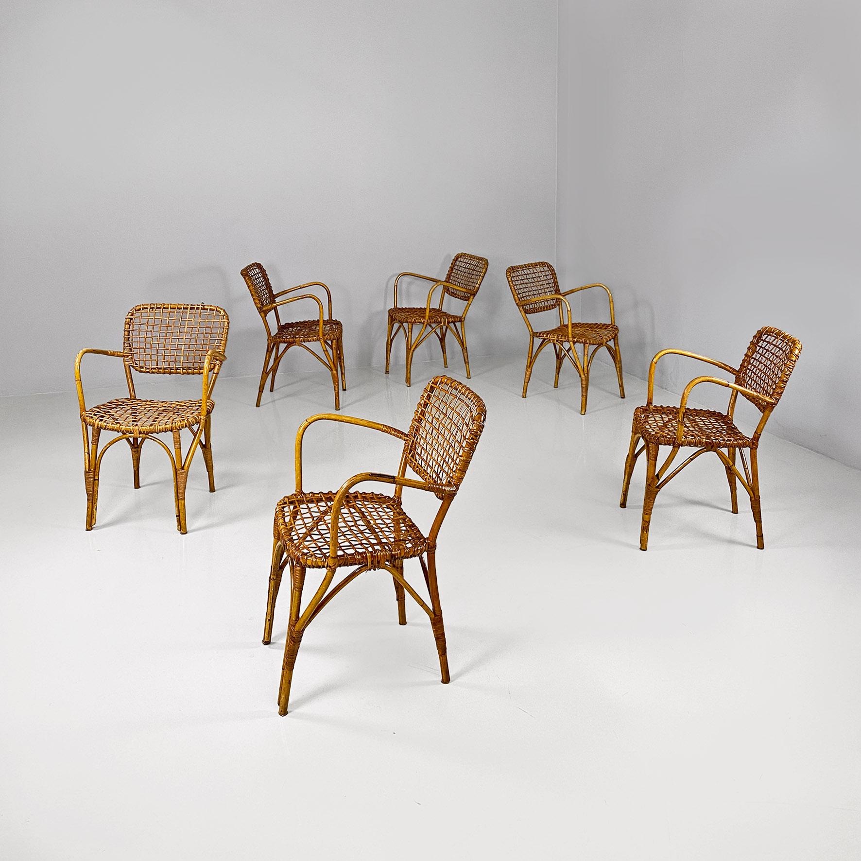 Italian mid-century modern outdoor rattan chairs with armrests, 1960s.
Set of six chairs entirely in wicker, with seat and backrest made of rattan woven to form a regular grid and with the supporting structure and legs having a round section. These