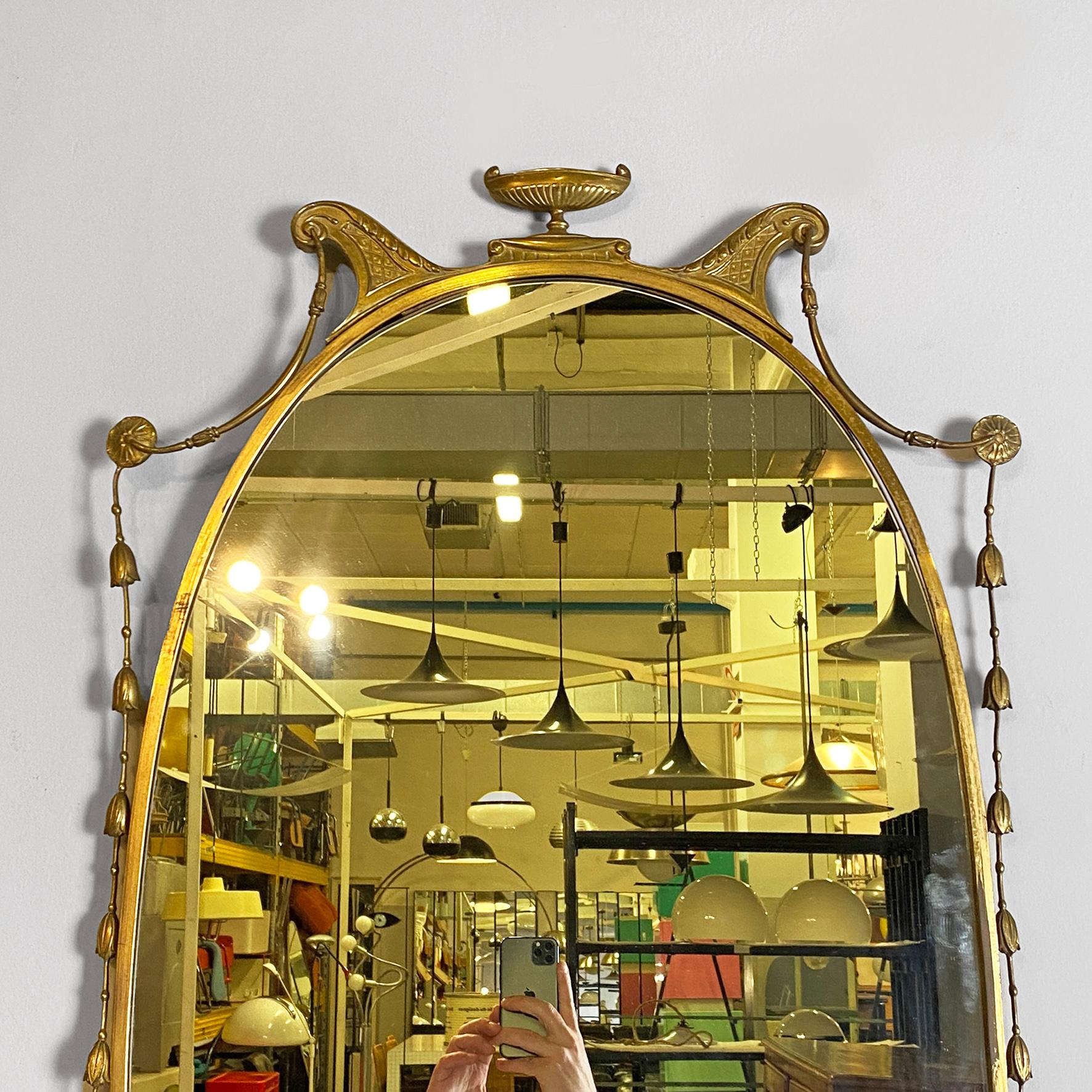 Italian mid-century modern oval brass wall mirror with classic friezes, 1950s For Sale 6