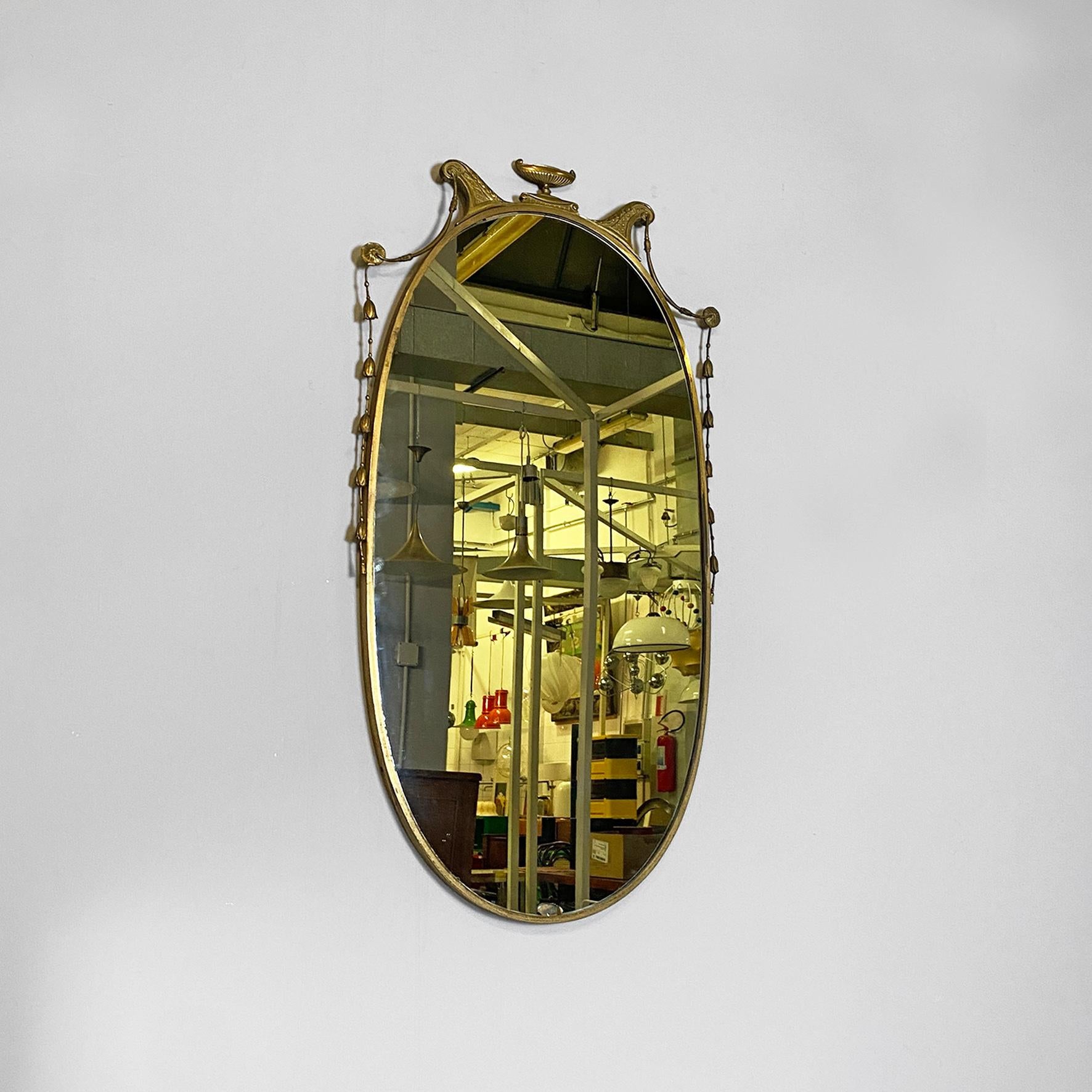 Italian mid-century modern oval brass wall mirror with classic friezes, 1950s For Sale 7