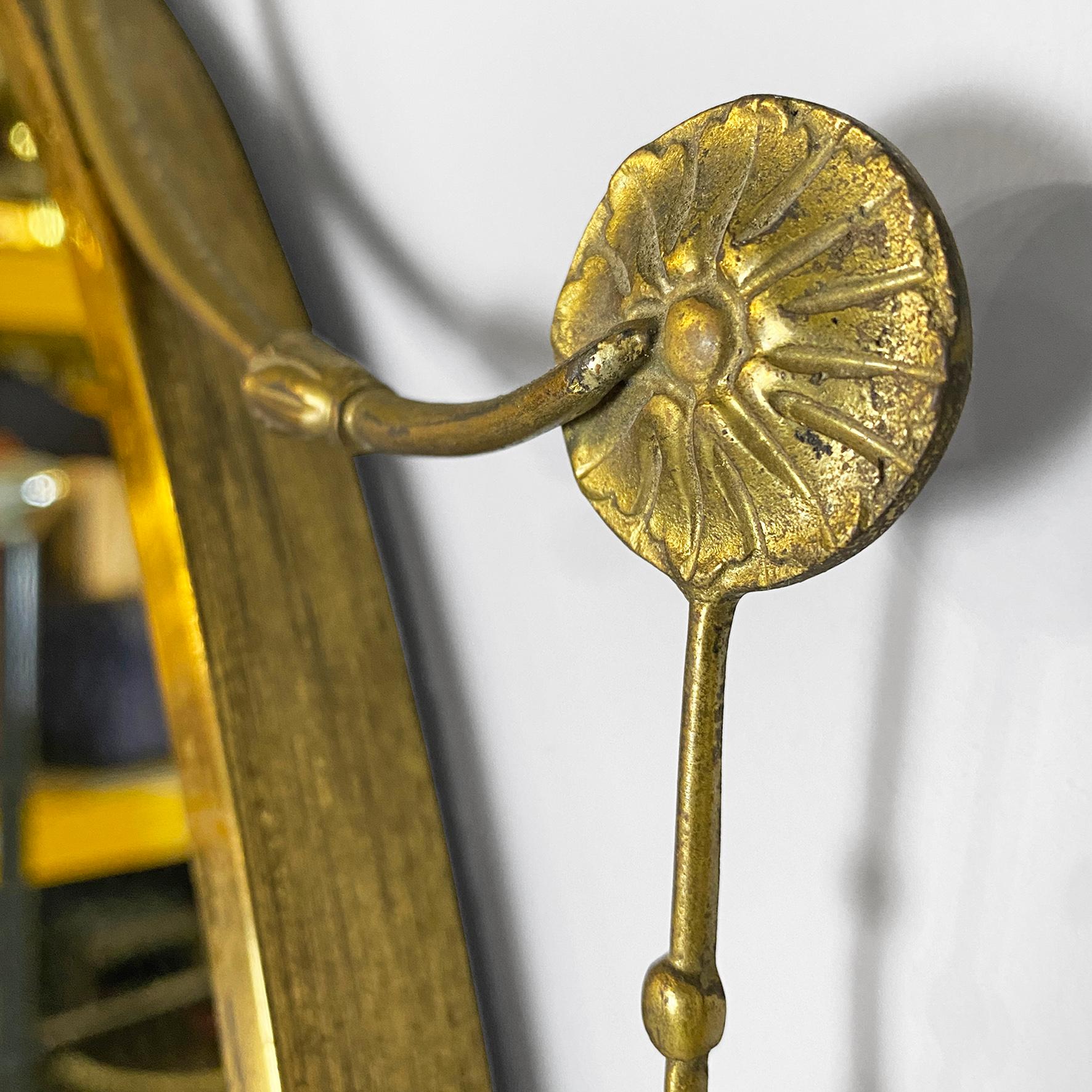 Italian mid-century modern oval brass wall mirror with classic friezes, 1950s In Good Condition For Sale In MIlano, IT