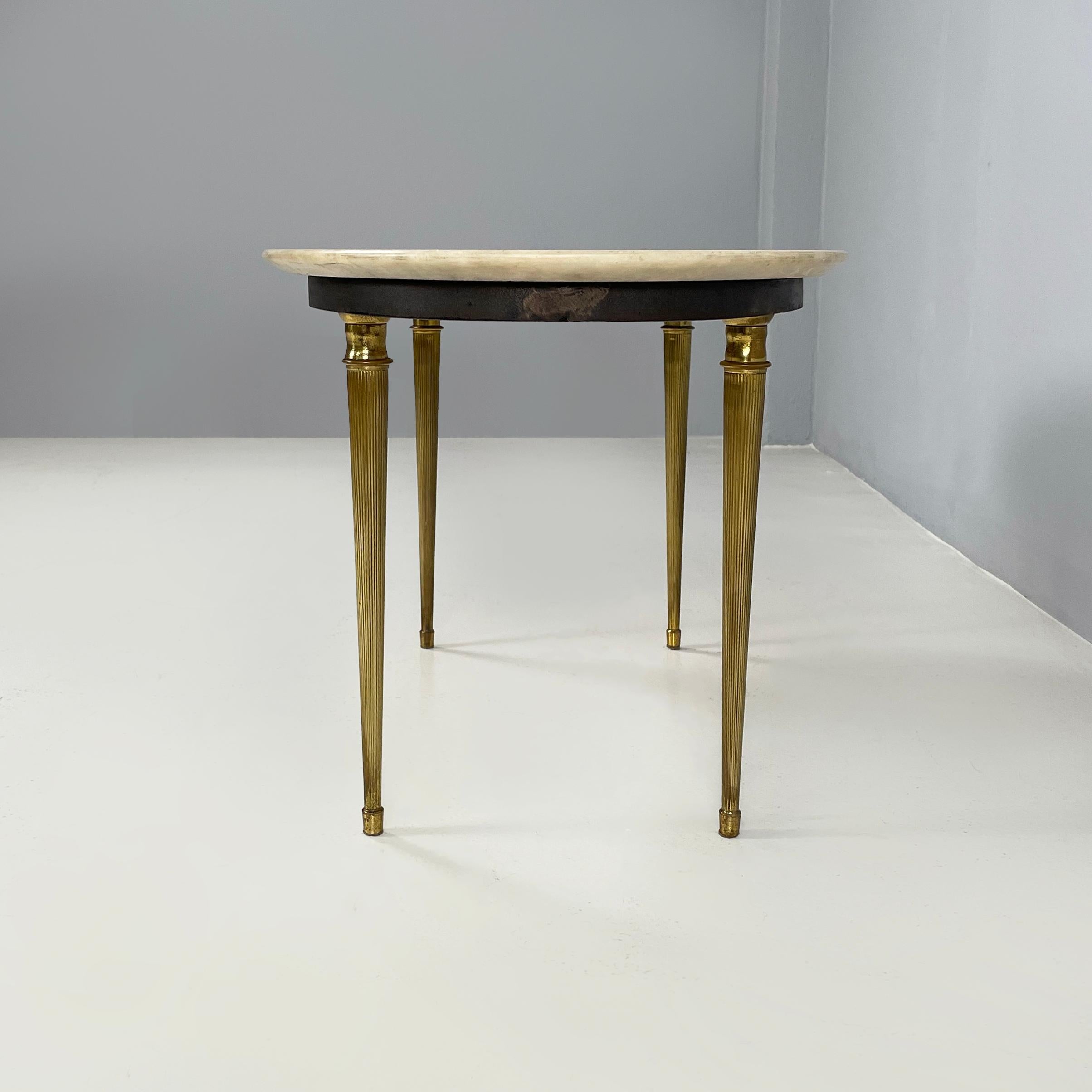 Italian mid-century modern Oval coffee table in light marble and brass, 1950s In Good Condition For Sale In MIlano, IT