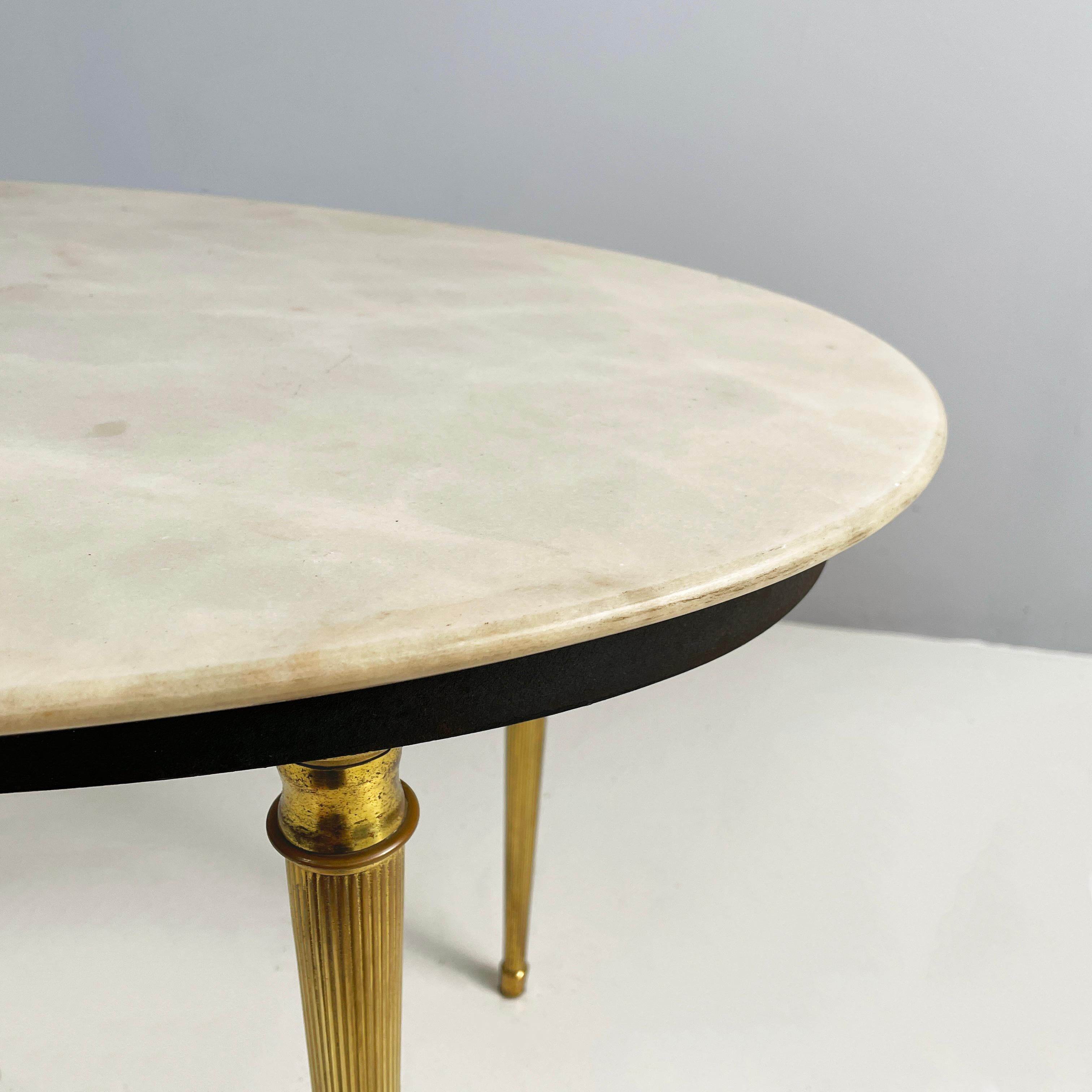 Italian mid-century modern Oval coffee table in light marble and brass, 1950s For Sale 1