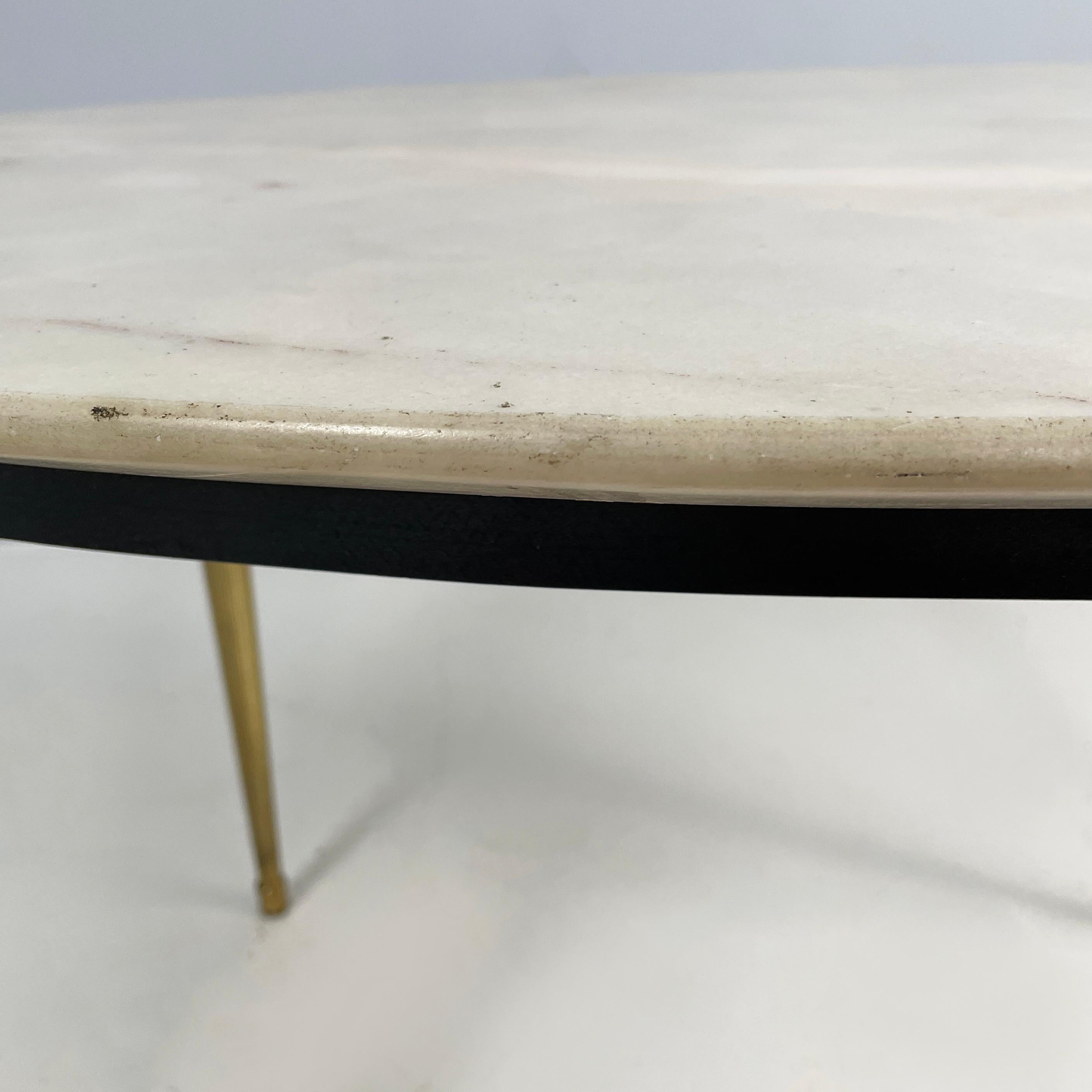 Italian mid-century modern Oval coffee table in light marble and brass, 1950s For Sale 2