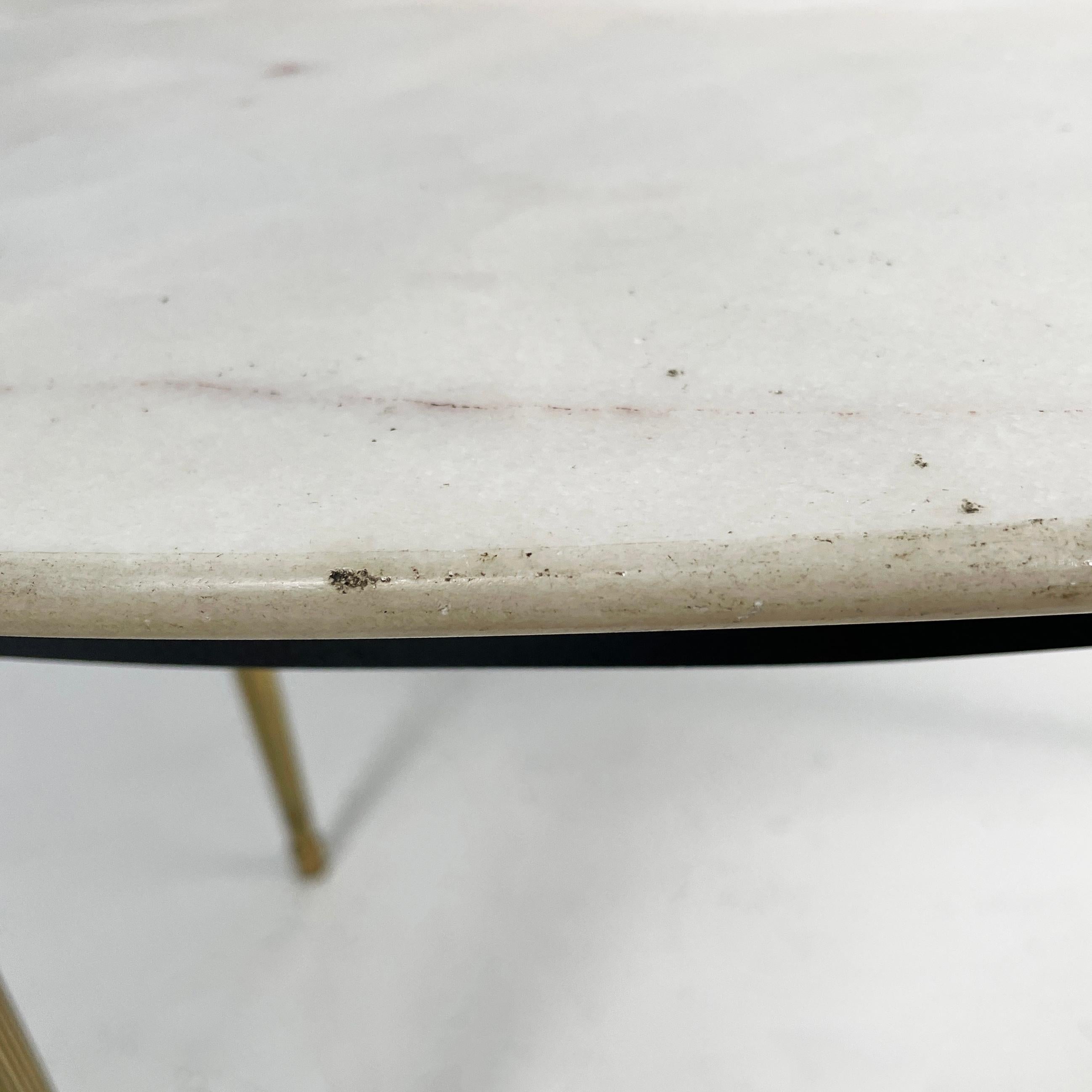 Italian mid-century modern Oval coffee table in light marble and brass, 1950s For Sale 3