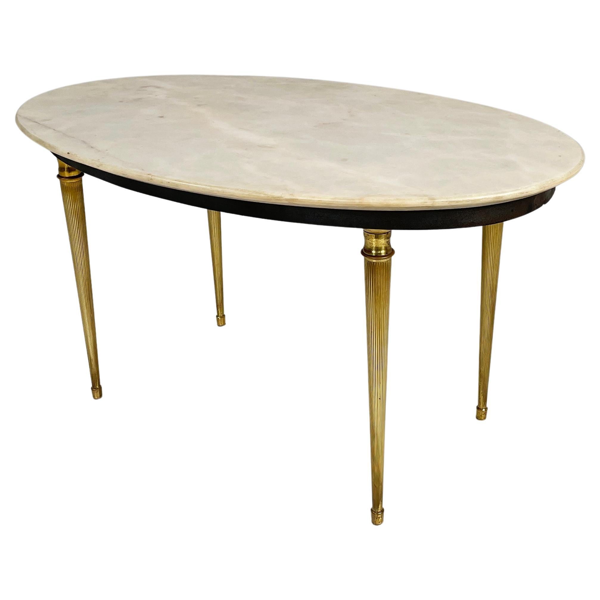 Italian mid-century modern Oval coffee table in light marble and brass, 1950s For Sale