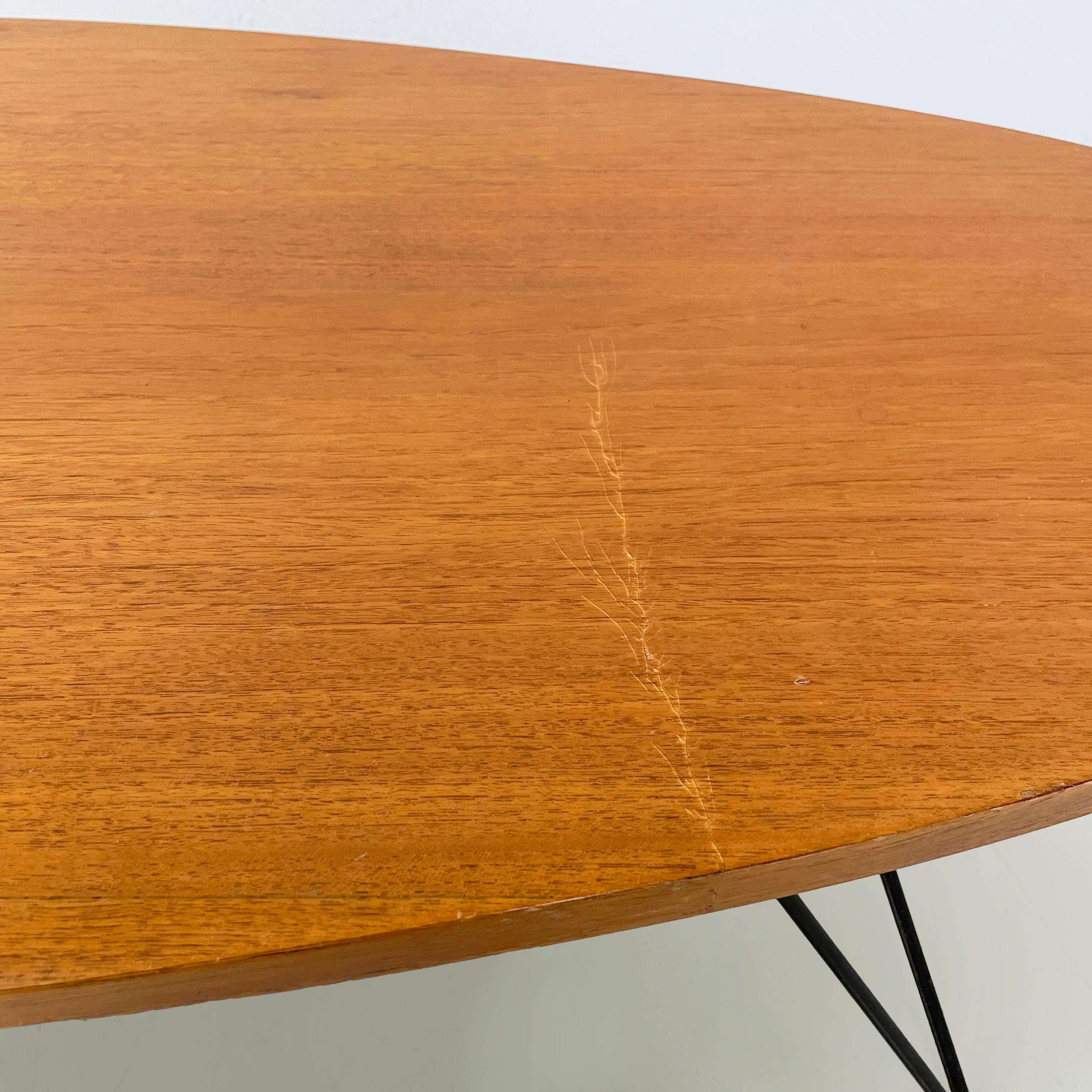 Italian mid-century modern Oval coffee table in wood and black metal, 1960s For Sale 4