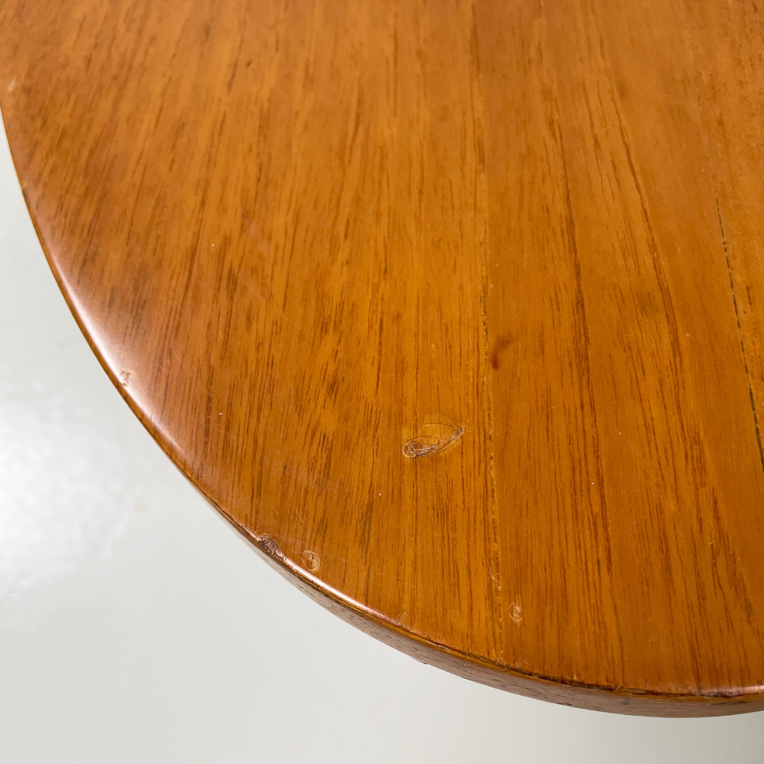 Italian mid-century modern Oval coffee table in wood and black metal, 1960s For Sale 8