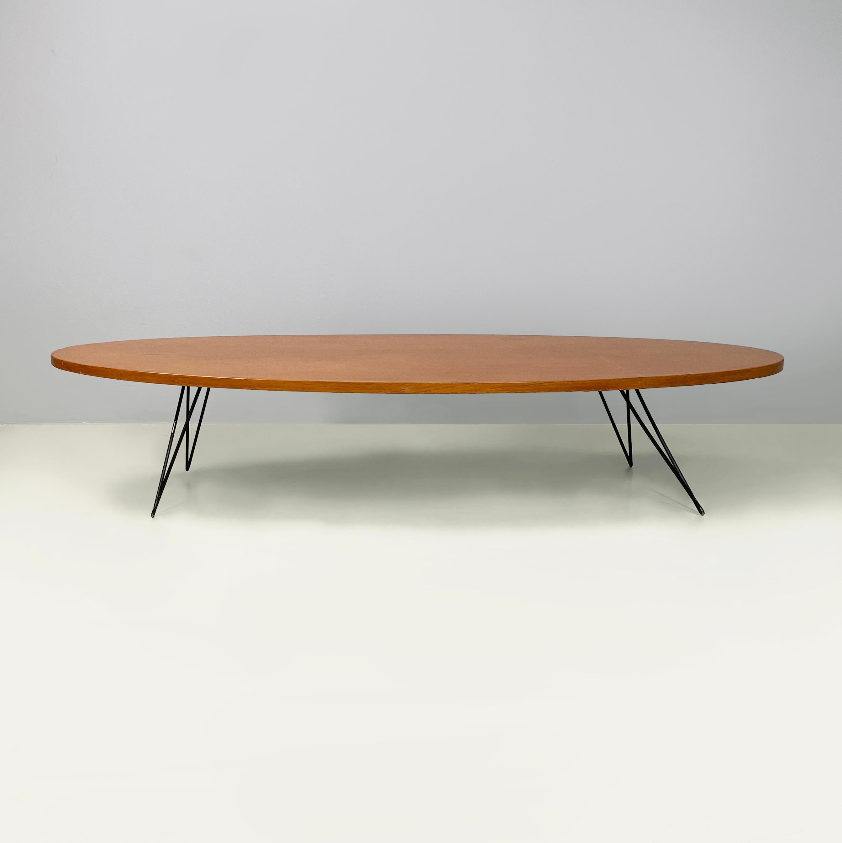 Italian mid-century modern Oval coffee table in wood and black metal, 1960s
Coffee table with oval wooden top. The V-shaped legs are made of black painted metal rod.
1960s.
Vintage condition. The top has numerous marks, particularly at the ends of