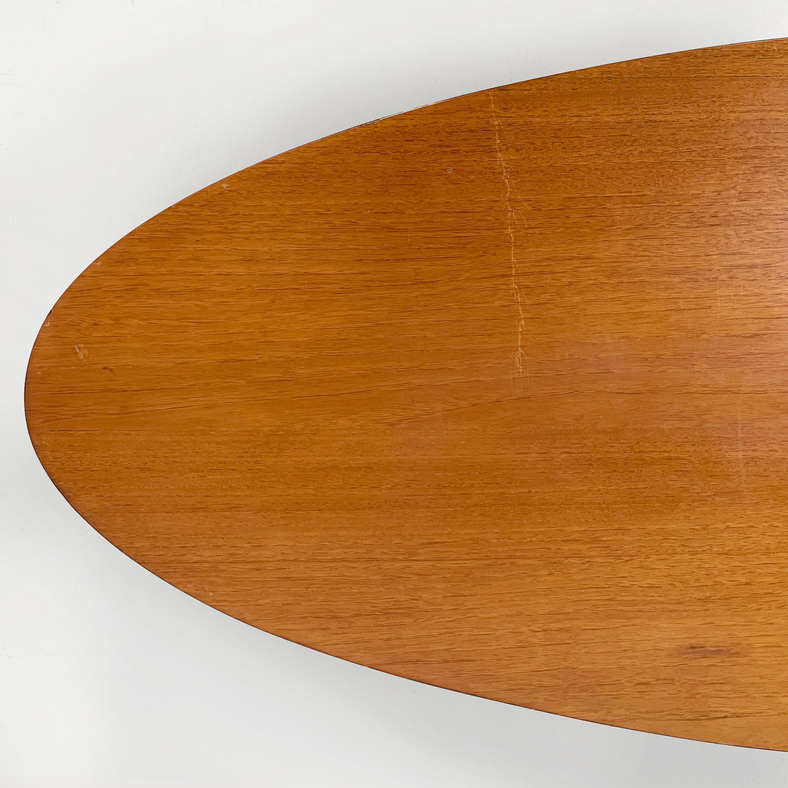 Italian mid-century modern Oval coffee table in wood and black metal, 1960s In Fair Condition For Sale In MIlano, IT