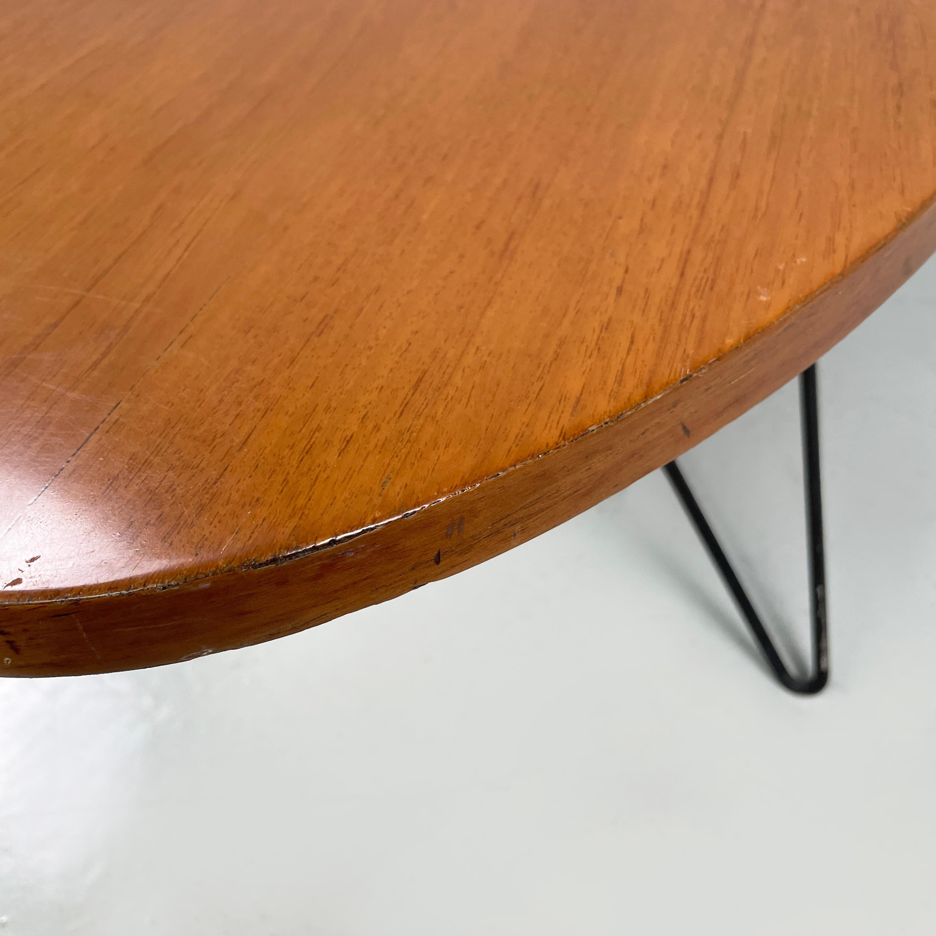 Italian mid-century modern Oval coffee table in wood and black metal, 1960s For Sale 1
